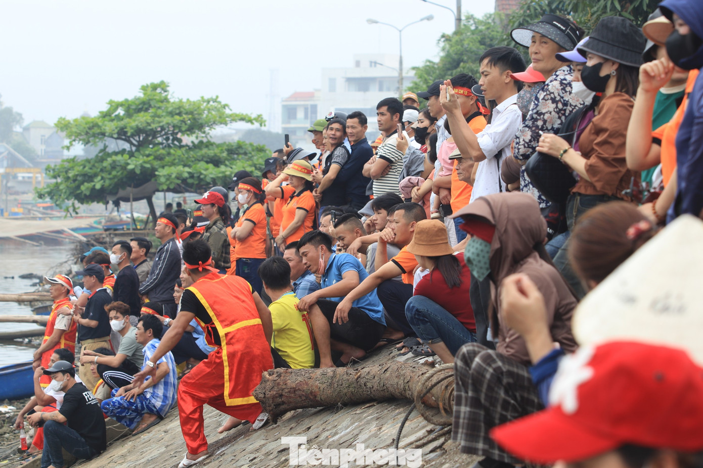 Trên bờ sông, cả nghìn người dân tập trung hò reo cổ vũ cho các đội đua.