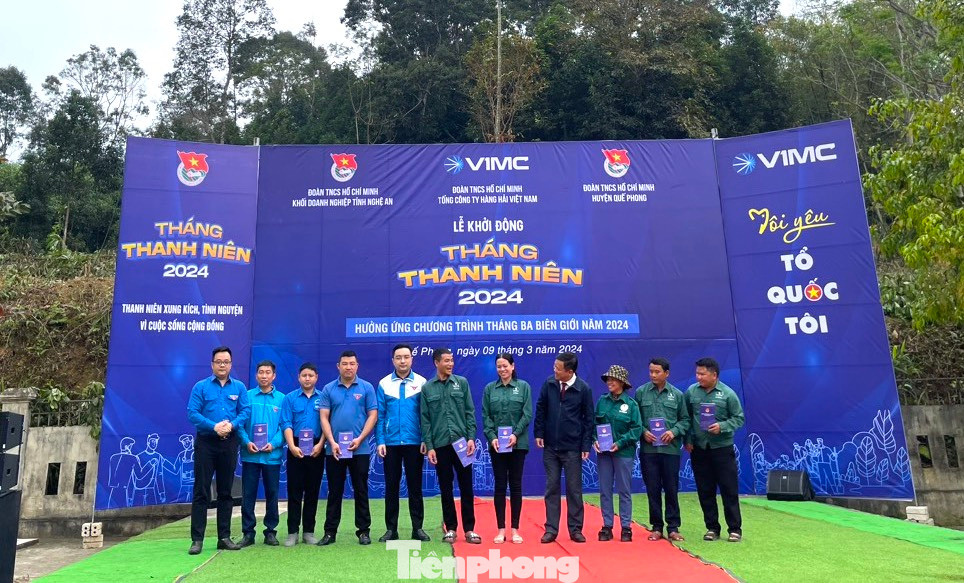 Trao tặng những món quà ý nghĩa đến các công nhân, gia đình có hoàn cảnh khó khăn trên địa bàn huyện Quế Phong.