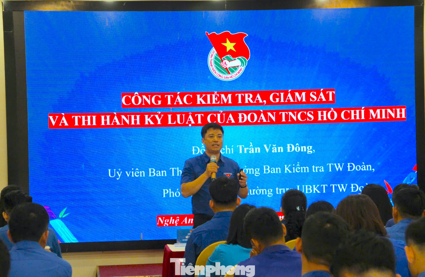 Anh Trần Văn Đông - Ủy viên Ban Thường vụ, Trưởng Ban Kiểm tra, Phó Chủ nhiệm Thường trực Ủy ban Kiểm tra T.Ư Đoàn truyền tải các chuyên đề quan trọng đến các học viên trong lớp bồi dưỡng.