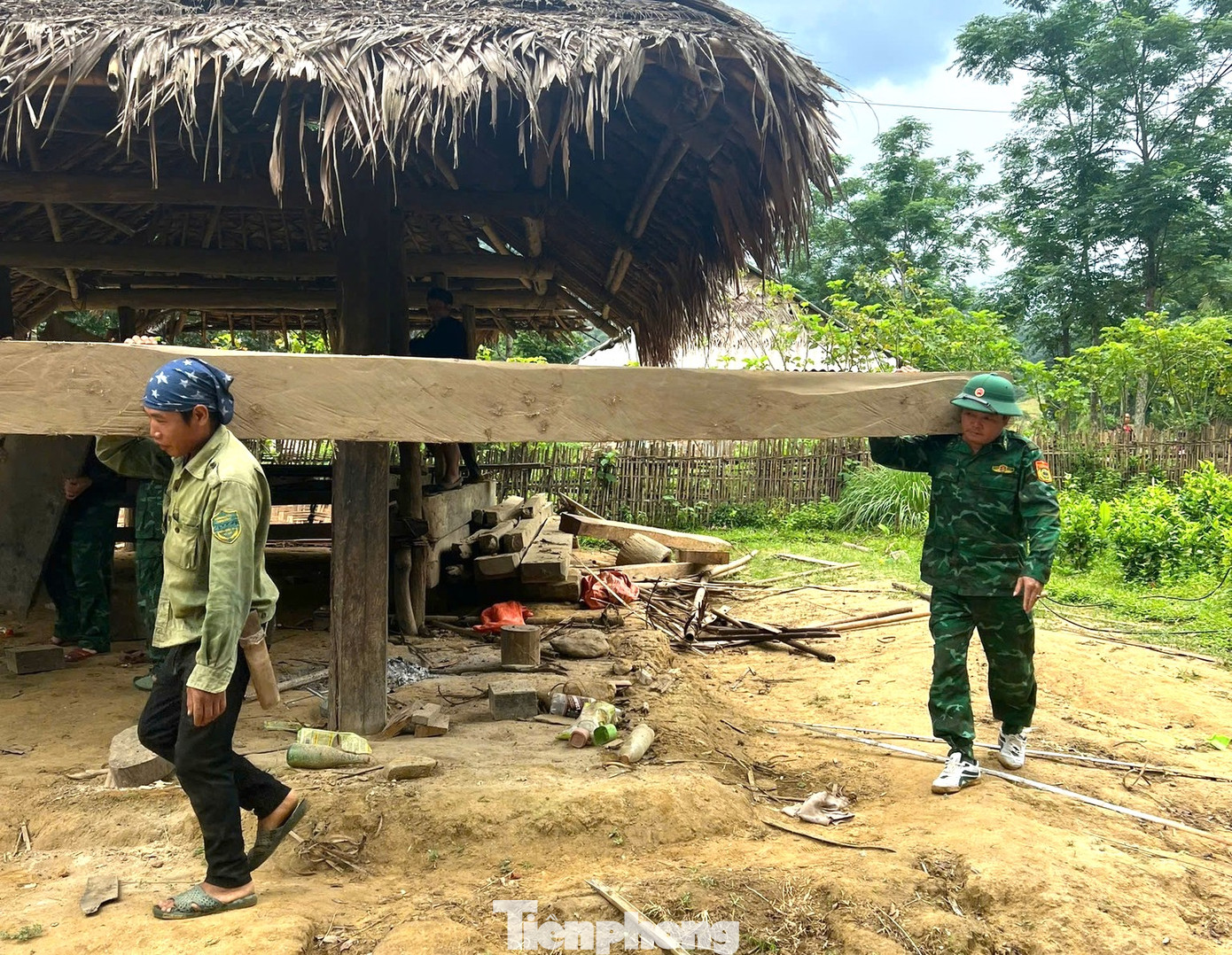 Các vật dụng, tài sản trong gia đình được hỗ trợ di chuyển.