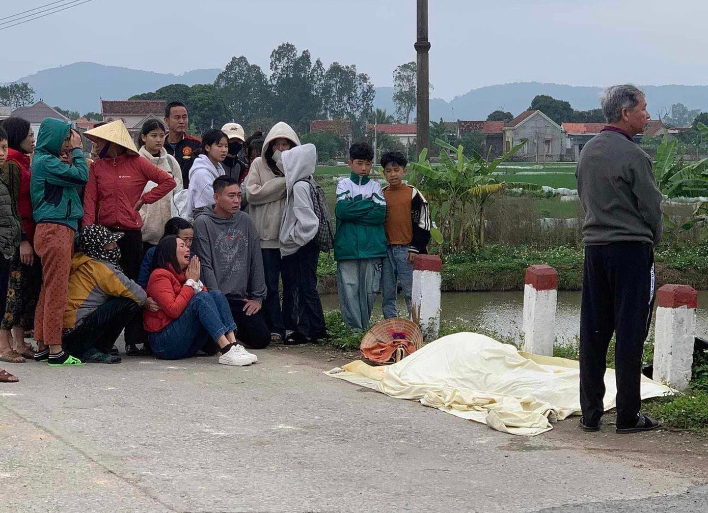 Người thân gào khóc bên thi thể nạn nhân. Người thân gào khóc bên thi thể nạn nhân.
