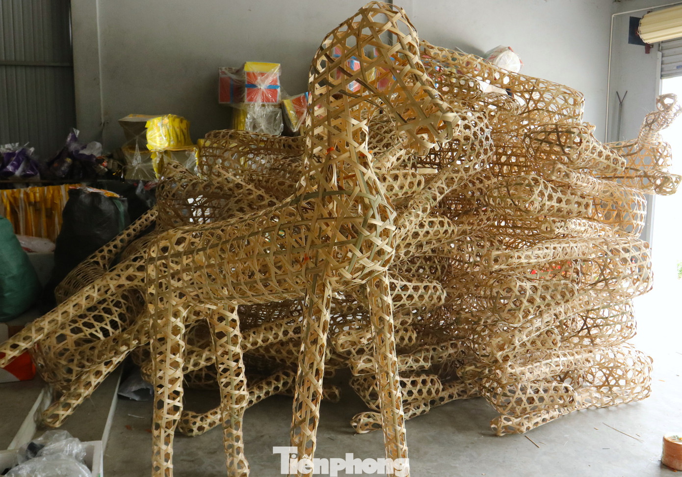 Để làm ra một con ngựa giấy hoặc voi, thuyền rồng... người dân nơi đây sẽ mua bộ xương ngựa được đan thô từ tre nứa. Để làm ra một con ngựa giấy hoặc voi, thuyền rồng... người dân nơi đây sẽ mua bộ xương ngựa được đan thô từ tre nứa.