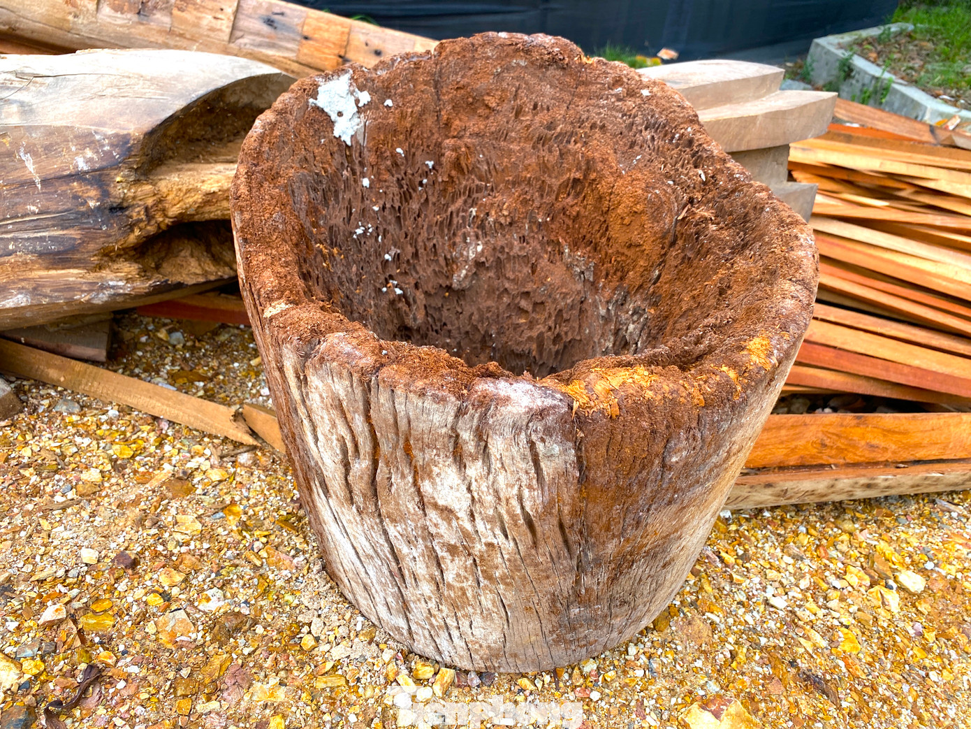 “Tất cả cấu kiện khi trùng tu đều được giữ lại nguyên bản. Riêng những phần hư hỏng, được thay mới, chúng tôi vẫn giữ nguyên không sơn hay làm giả cũ”, anh Lương Sỹ Nhật nói.