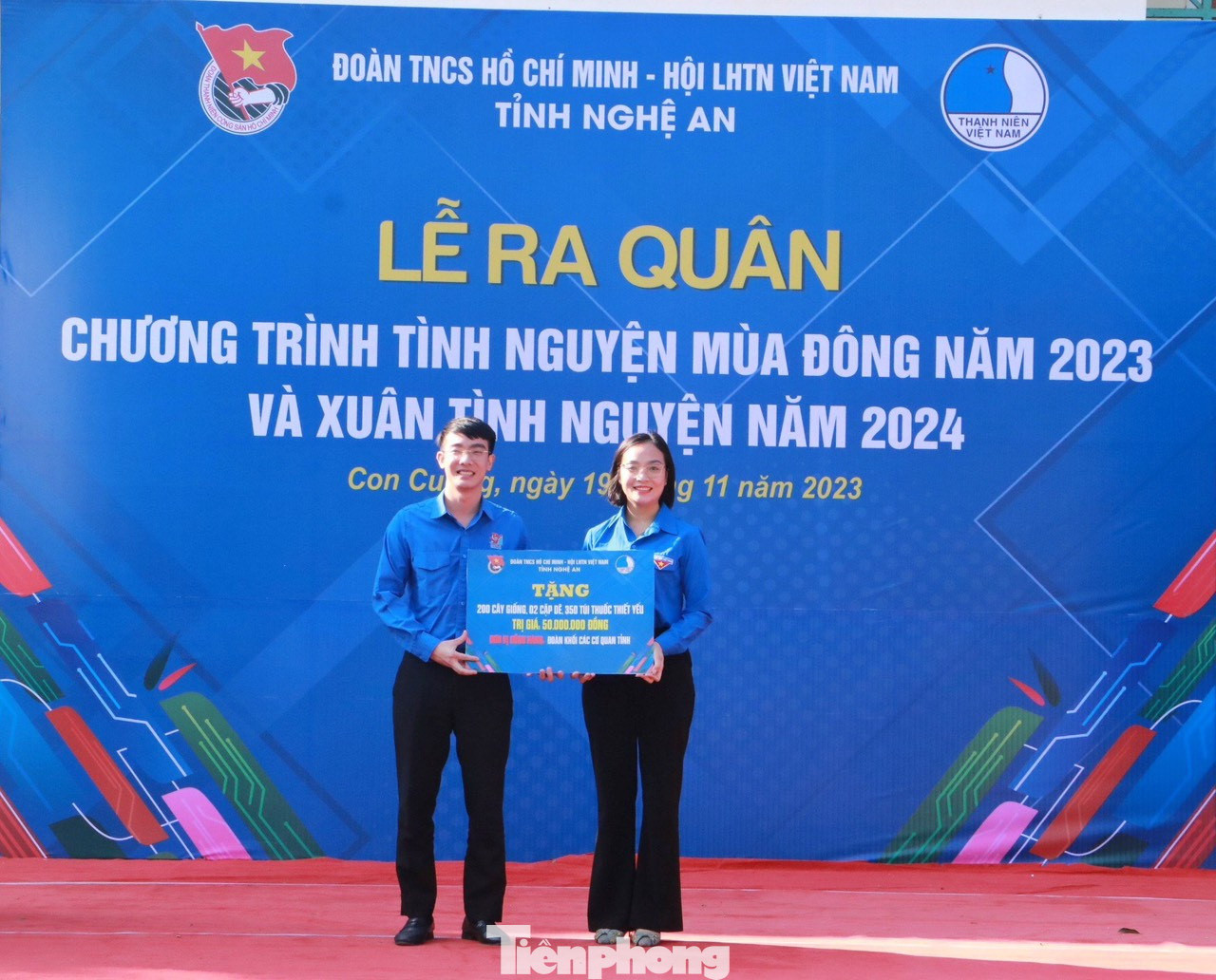 Ban tổ chức trao biển hỗ trợ vốn vay cho 2 mô hình thanh niên phát triển kinh tế; trao biển hỗ trợ triển khai công trình &quot;Phòng tin học cho em&quot; tại các trường Tiểu học trên địa bàn tỉnh Nghệ An; hỗ trợ xây dựng 1 sân bóng chuyền, trao tặng 200 cây con giống, 2 cặp dê, 350 túi thuốc thiết yếu cho gia đình; trao tặng 600 áo ấm cho học sinh.