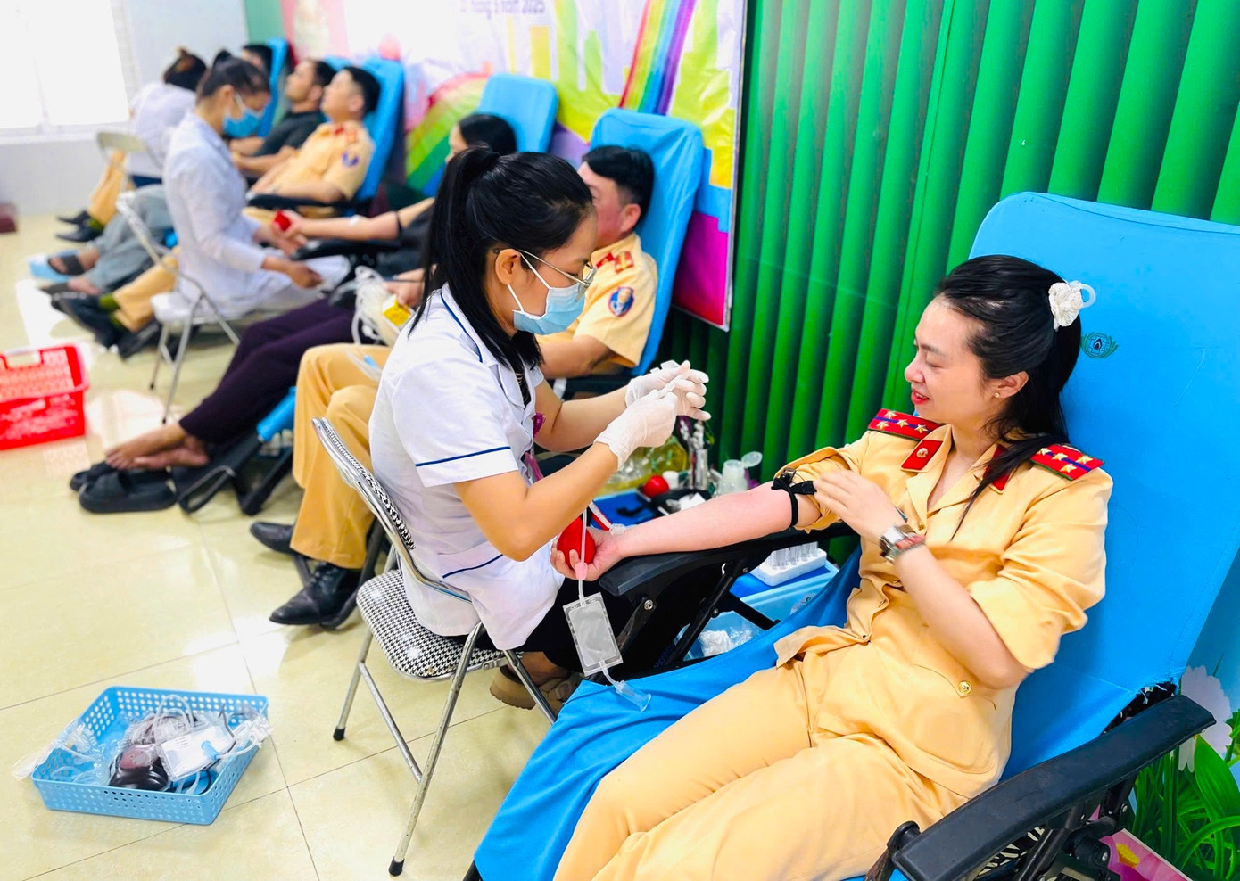 Lực lượng CSGT Công an tỉnh Nghệ An tham gia hiến máu cứu người.