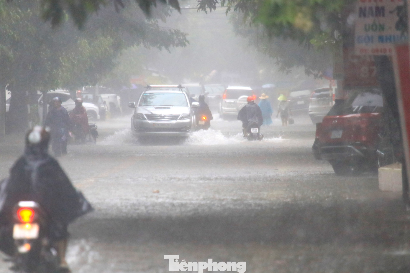 Từ sáng 23/9, tuyến đường Tôn Thất Tùng dẫn vào Bệnh viện Ung bướu Nghệ An, Trung tâm Huyết học và Bệnh viện Sản Nhi Nghệ An cũng bị ngập sâu khiến việc đi lại của người dân gặp khó khăn.