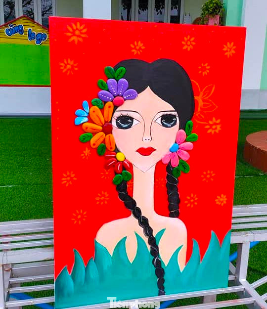 Những bức tranh được các cô giáo sáng tạo từ đá rất đẹp mắt và sống động.