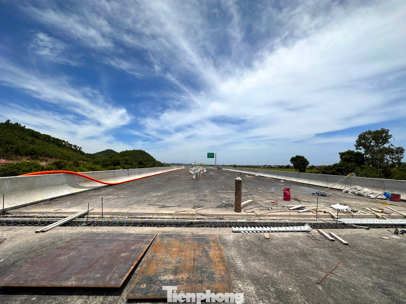 Ông Phạm Văn Minh - Phó trưởng Ban Quản lý dự án 6, Bộ Giao thông vận tải (GTVT) cho biết: Đến thời điểm hiện tại, đoạn cao tốc Nghi Sơn - Diễn Châu đã hoàn thiện 97% giá trị khối lượng. 3% giá trị khối lượng còn lại ở một số tuyến đường gom chưa được hoàn thành. Trong ảnh, một số khe co giãn cầu vượt trên tuyến đang được hoàn thiện.