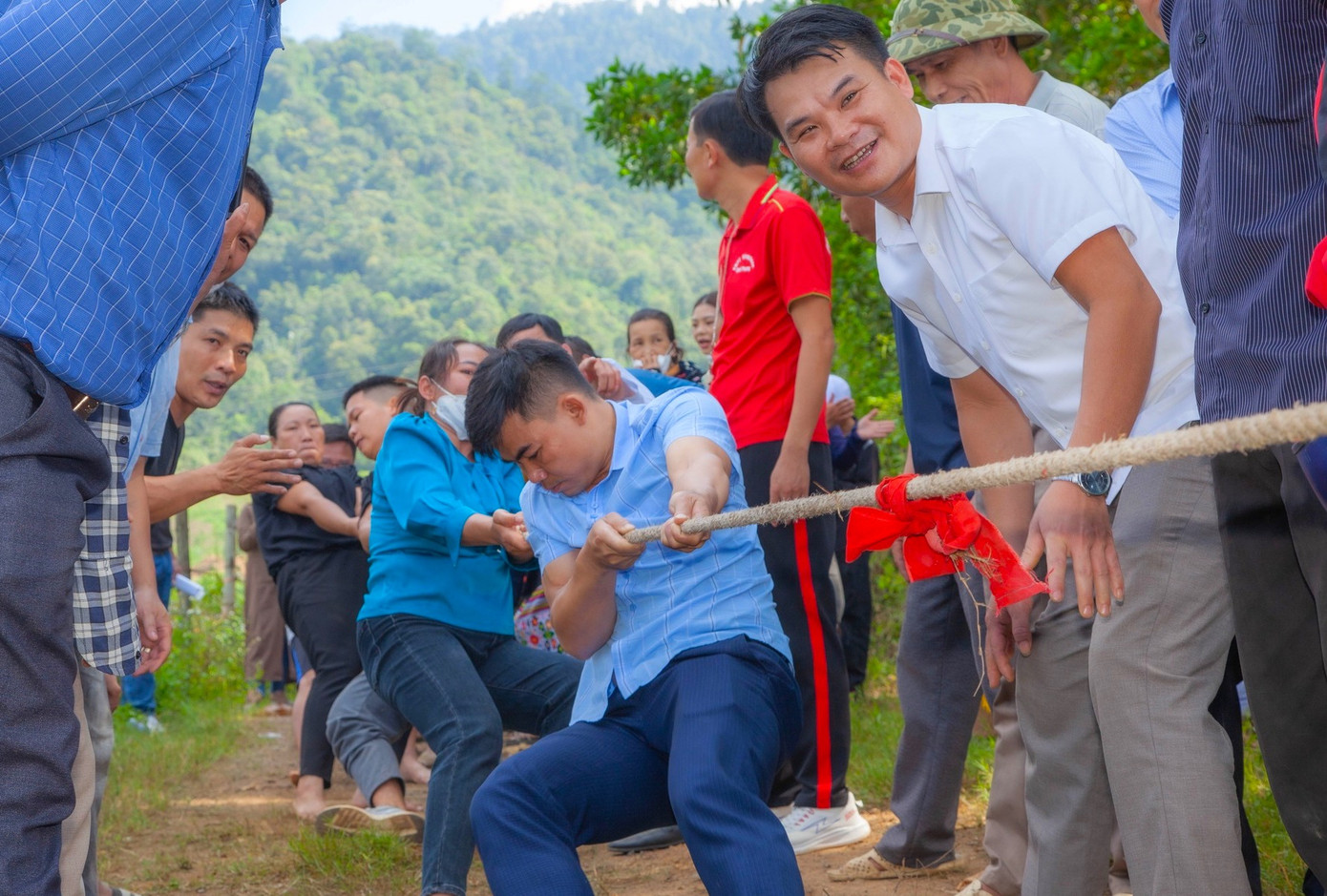 Trò chơi kéo co có sự tham gia của cả vận động viên nam lẫn nữ khiến du khách thích thú theo dõi cổ vũ. Trò chơi kéo co có sự tham gia của cả vận động viên nam lẫn nữ khiến du khách thích thú theo dõi cổ vũ.