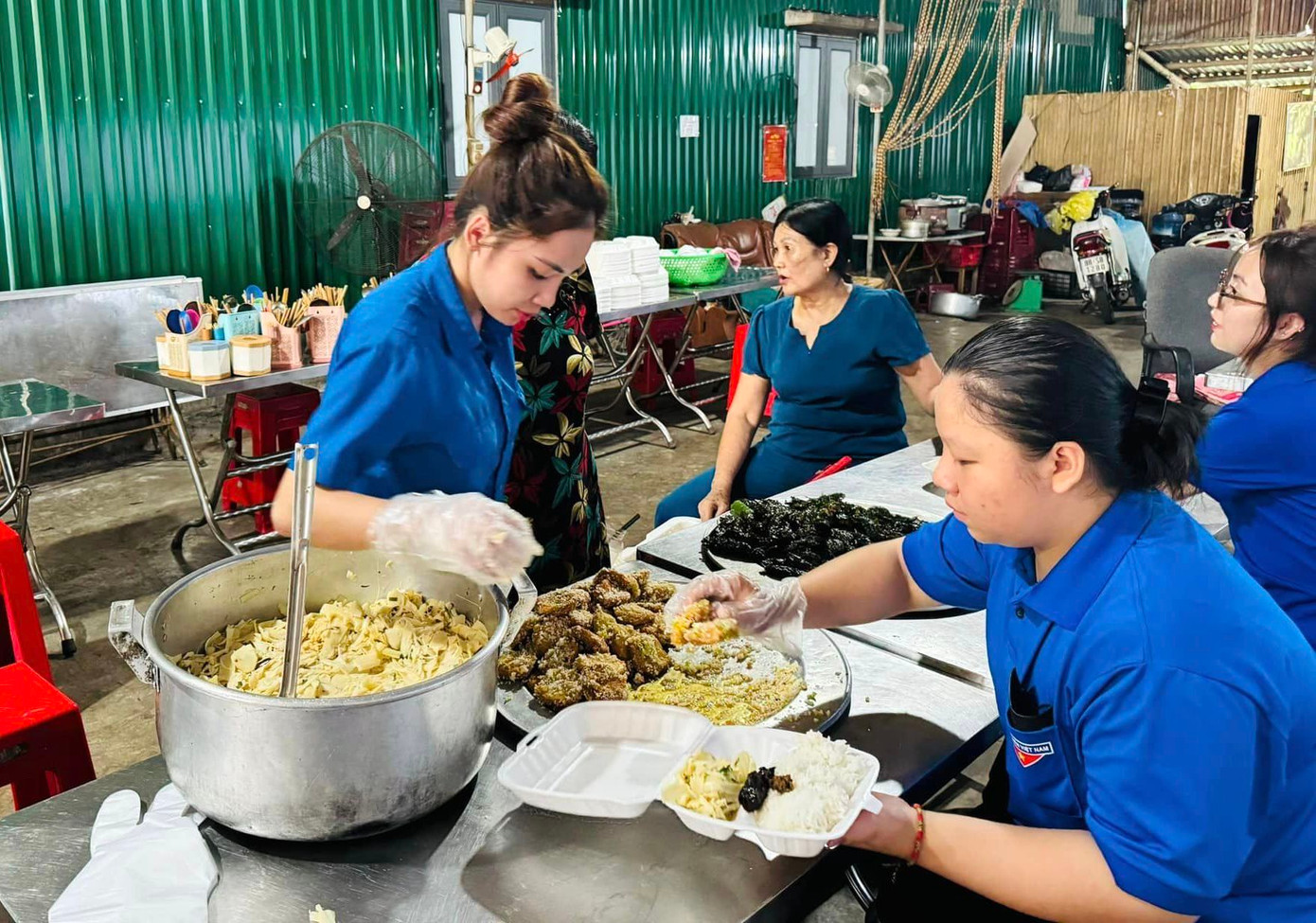 “Bữa cơm dành cho các thí sinh và người nhà được chúng em nấu đầy đủ chất dinh dưỡng với nhiều món như chả cuốn, giò rán, canh... Hy vọng các em sẽ ăn thật no và có sức khỏe để hoàn thành tốt kỳ thi của mình”, một cán bộ Huyện Đoàn Tương Dương chia sẻ. “Bữa cơm dành cho các thí sinh và người nhà được chúng em nấu đầy đủ chất dinh dưỡng với nhiều món như chả cuốn, giò rán, canh... Hy vọng các em sẽ ăn thật no và có sức khỏe để hoàn thành tốt kỳ thi của mình”, một cán bộ Huyện Đoàn Tương Dương chia sẻ.