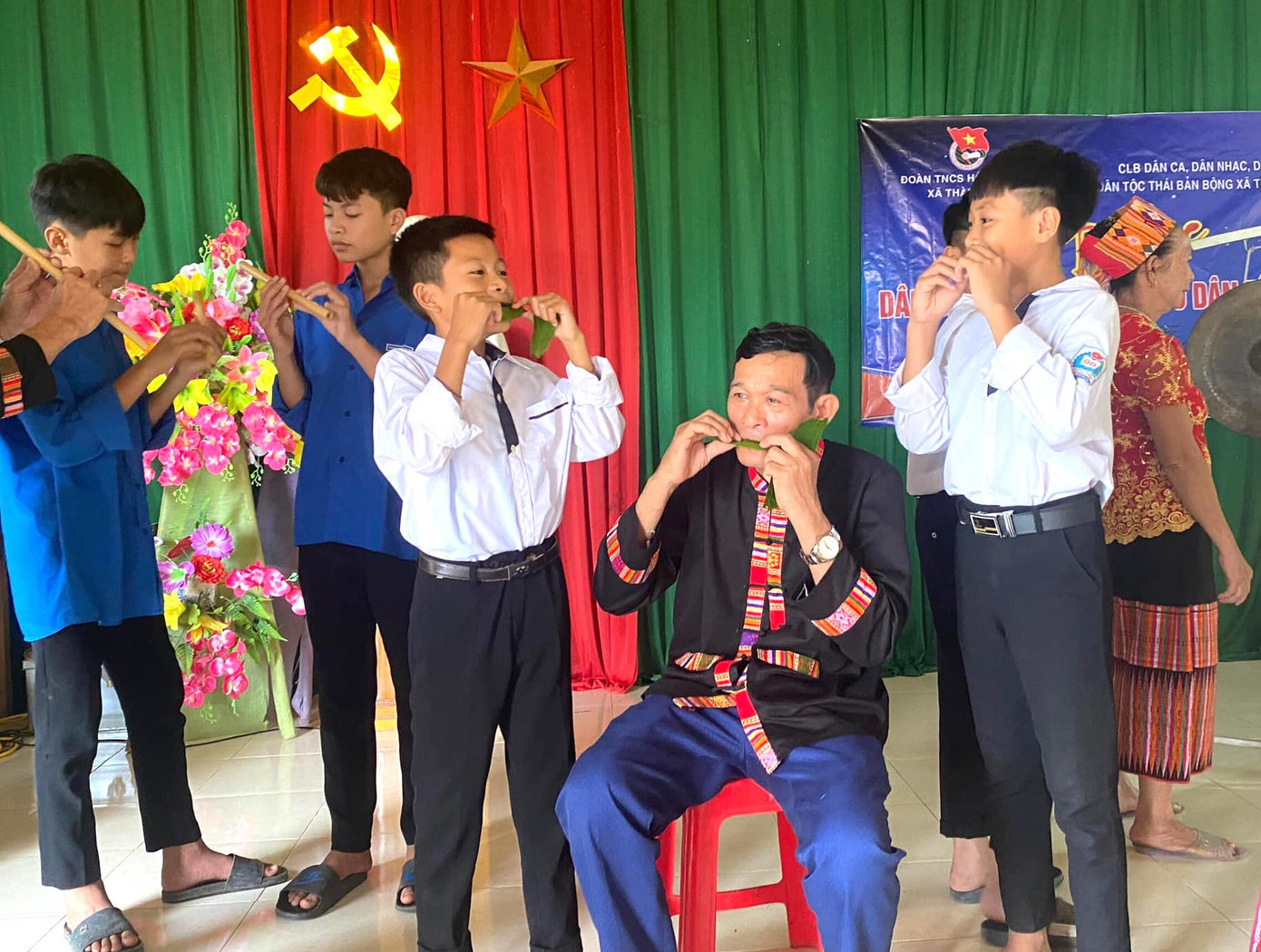 Mỗi lá cây, mỗi cách thổi sẽ cho ra những âm điệu, nhạc điệu khác nhau khiến các em nhỏ thích thú.