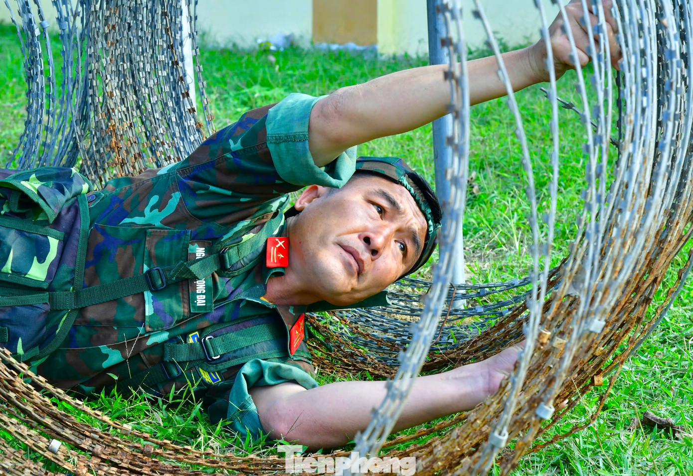 Để sẵn sàng chiến đấu, vượt mọi địa hình, người lính trinh sát khổ luyện với việc vượt qua dãy hàng rào thép gai sắc nhọn. Để sẵn sàng chiến đấu, vượt mọi địa hình, người lính trinh sát khổ luyện với việc vượt qua dãy hàng rào thép gai sắc nhọn.