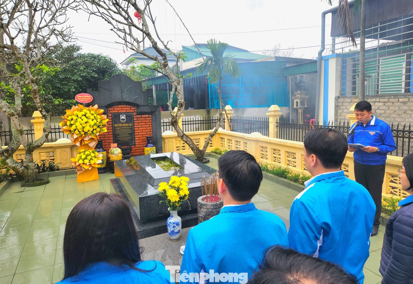 Các đại biểu thành kính trước phần mộ liệt sỹ Nguyễn Phong Sắc. Các đại biểu thành kính trước phần mộ liệt sỹ Nguyễn Phong Sắc.