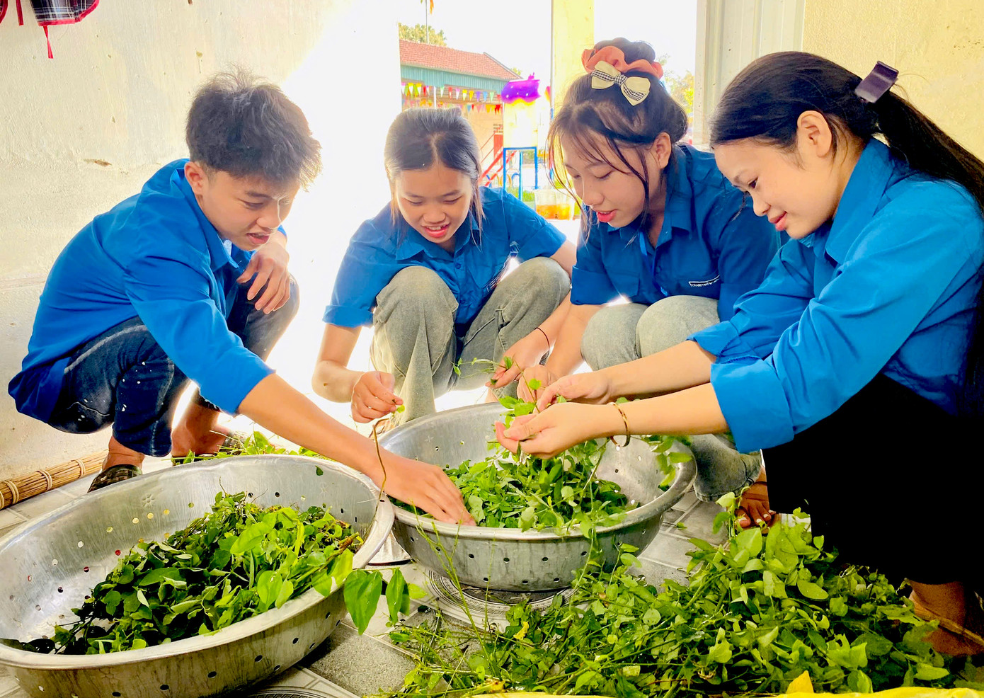 Bên cạnh việc hỗ trợ ở điểm thi, đoàn viên thanh niên huyện Thanh Chương còn tổ chức đi chợ, nấu hàng trăm suất ăn miễn phí để phát cho các em thí sinh và người nhà ở xa về.