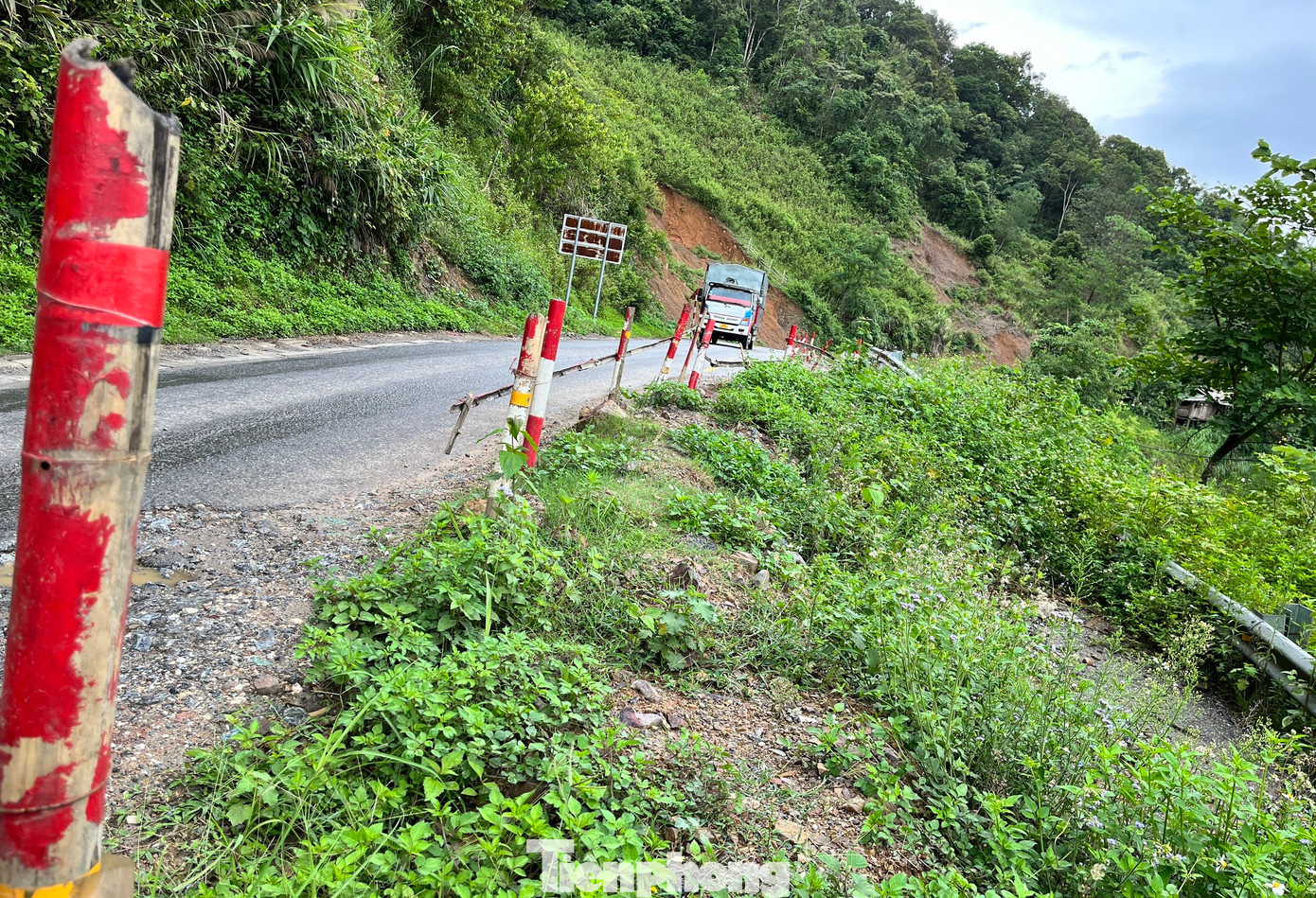 Không chỉ sạt lở taluy dương, một số điểm sạt lở taluy âm thậm chí đã khiến con đường mất gần 1 nửa. Con đường hiện chỉ còn 1 làn xe đi qua. Không chỉ sạt lở taluy dương, một số điểm sạt lở taluy âm thậm chí đã khiến con đường mất gần 1 nửa. Con đường hiện chỉ còn 1 làn xe đi qua.