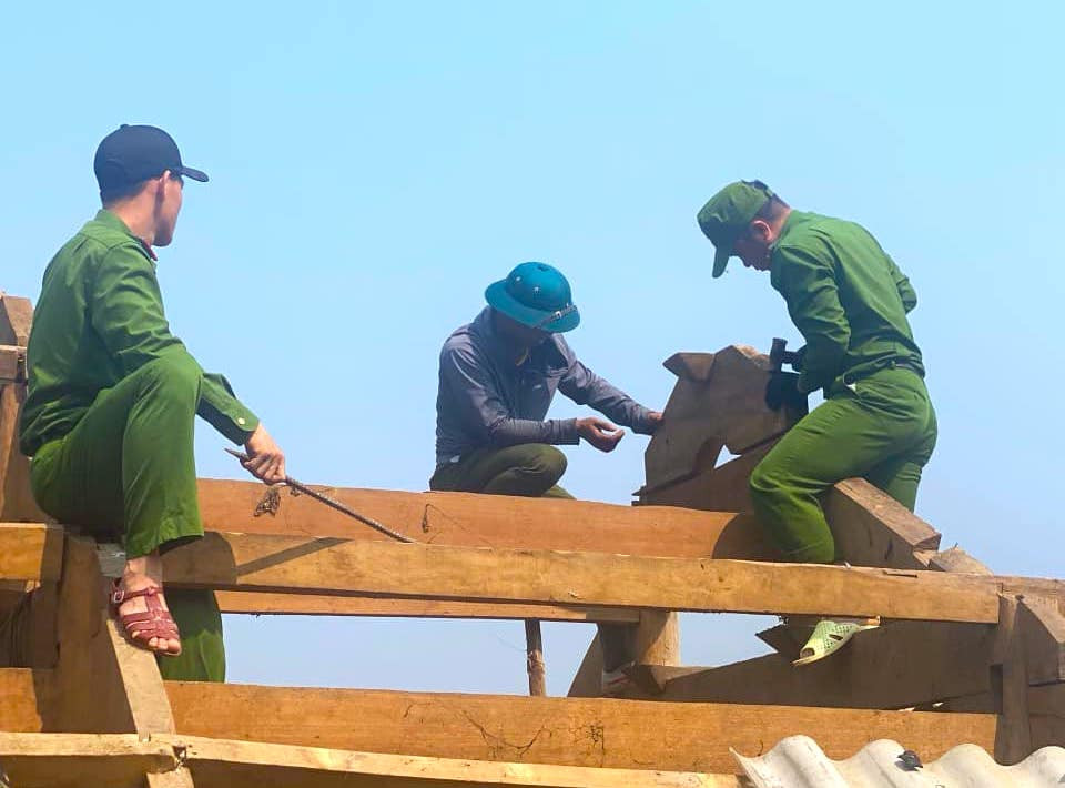 Các cán bộ chiến sỹ đồng lòng cùng người dân dựng lại nhà bất kể thời tiết nắng nóng. Các cán bộ chiến sỹ đồng lòng cùng người dân dựng lại nhà bất kể thời tiết nắng nóng.