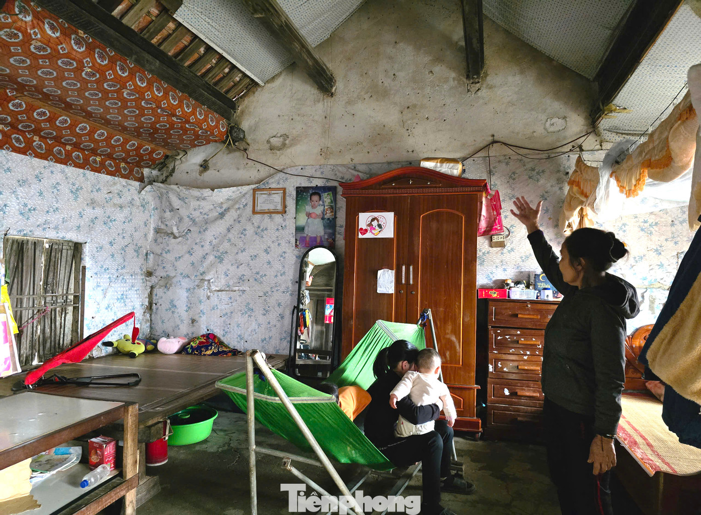 Thời gian mưa nắng khiến căn nhà của bà Lộc dần thấm, dột. Để hạn chế mưa gió, bên trong nhà, bà Lộc phải dán nhiều lớp giấy bóng. Thời gian mưa nắng khiến căn nhà của bà Lộc dần thấm, dột. Để hạn chế mưa gió, bên trong nhà, bà Lộc phải dán nhiều lớp giấy bóng.