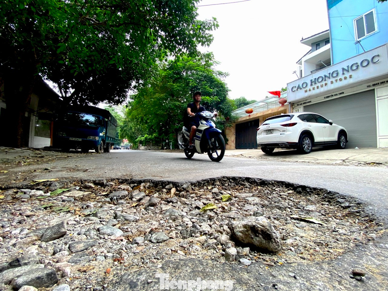"Đường hỏng mấy năm nay rồi nhưng vẫn chưa được nâng cấp sửa chữa. Đường thì đông, lòng đường hẹp, mặt đường hỏng khiến ai cũng khiếp sợ. Ngày nào cũng có một vài vụ ngã xe. Nhẹ thì xây xước, nặng thì đi viện. Có hôm các phương tiện lo tránh ổ gà nên đâm phải xe đối diện. Mong cơ quan chức năng sớm nâng cấp con đường cho người dân đi lại", bà Trần Thị Lan (chủ quán tạp hóa trên đường Nguyễn Gia Thiều) chia sẻ. "Đường hỏng mấy năm nay rồi nhưng vẫn chưa được nâng cấp sửa chữa. Đường thì đông, lòng đường hẹp, mặt đường hỏng khiến ai cũng khiếp sợ. Ngày nào cũng có một vài vụ ngã xe. Nhẹ thì xây xước, nặng thì đi viện. Có hôm các phương tiện lo tránh ổ gà nên đâm phải xe đối diện. Mong cơ quan chức năng sớm nâng cấp con đường cho người dân đi lại", bà Trần Thị Lan (chủ quán tạp hóa trên đường Nguyễn Gia Thiều) chia sẻ.