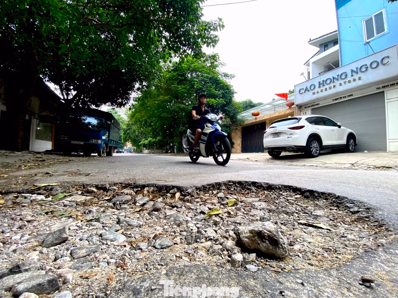 "Đường hỏng mấy năm nay rồi nhưng vẫn chưa được nâng cấp sửa chữa. Đường thì đông, lòng đường hẹp, mặt đường hỏng khiến ai cũng khiếp sợ. Ngày nào cũng có một vài vụ ngã xe. Nhẹ thì xây xước, nặng thì đi viện. Có hôm các phương tiện lo tránh ổ gà nên đâm phải xe đối diện. Mong cơ quan chức năng sớm nâng cấp con đường cho người dân đi lại", bà Trần Thị Lan (chủ quán tạp hóa trên đường Nguyễn Gia Thiều) chia sẻ.