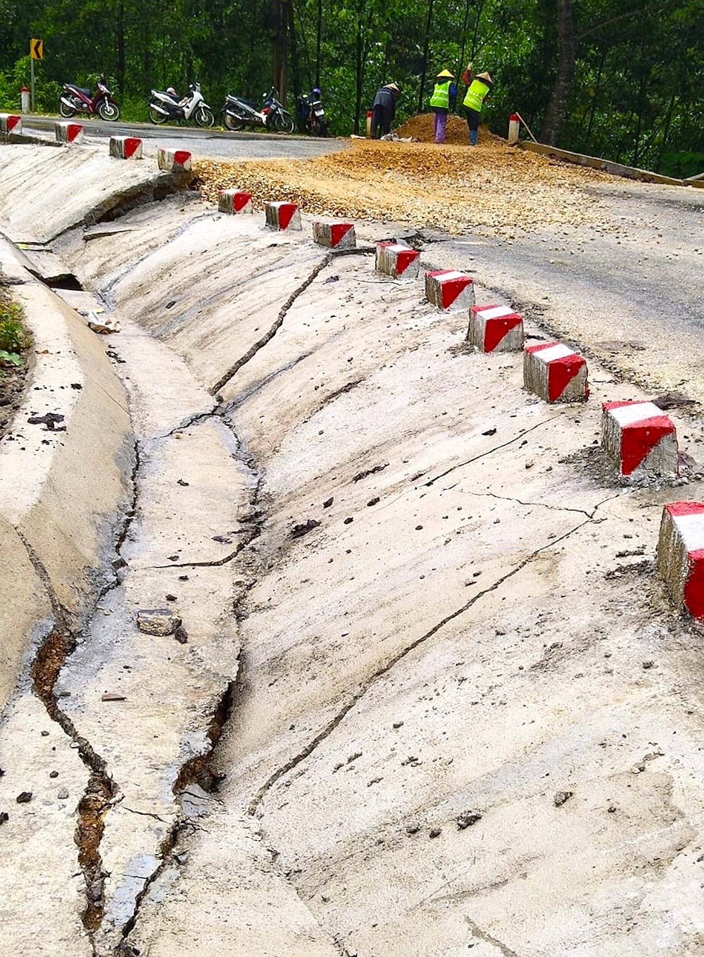 Tại hiện trường, khu vực đường sụt lún kéo dài khoảng 50m. Có điểm mặt đường bị sụt lún sâu hơn 1m. Tại hiện trường, khu vực đường sụt lún kéo dài khoảng 50m. Có điểm mặt đường bị sụt lún sâu hơn 1m.