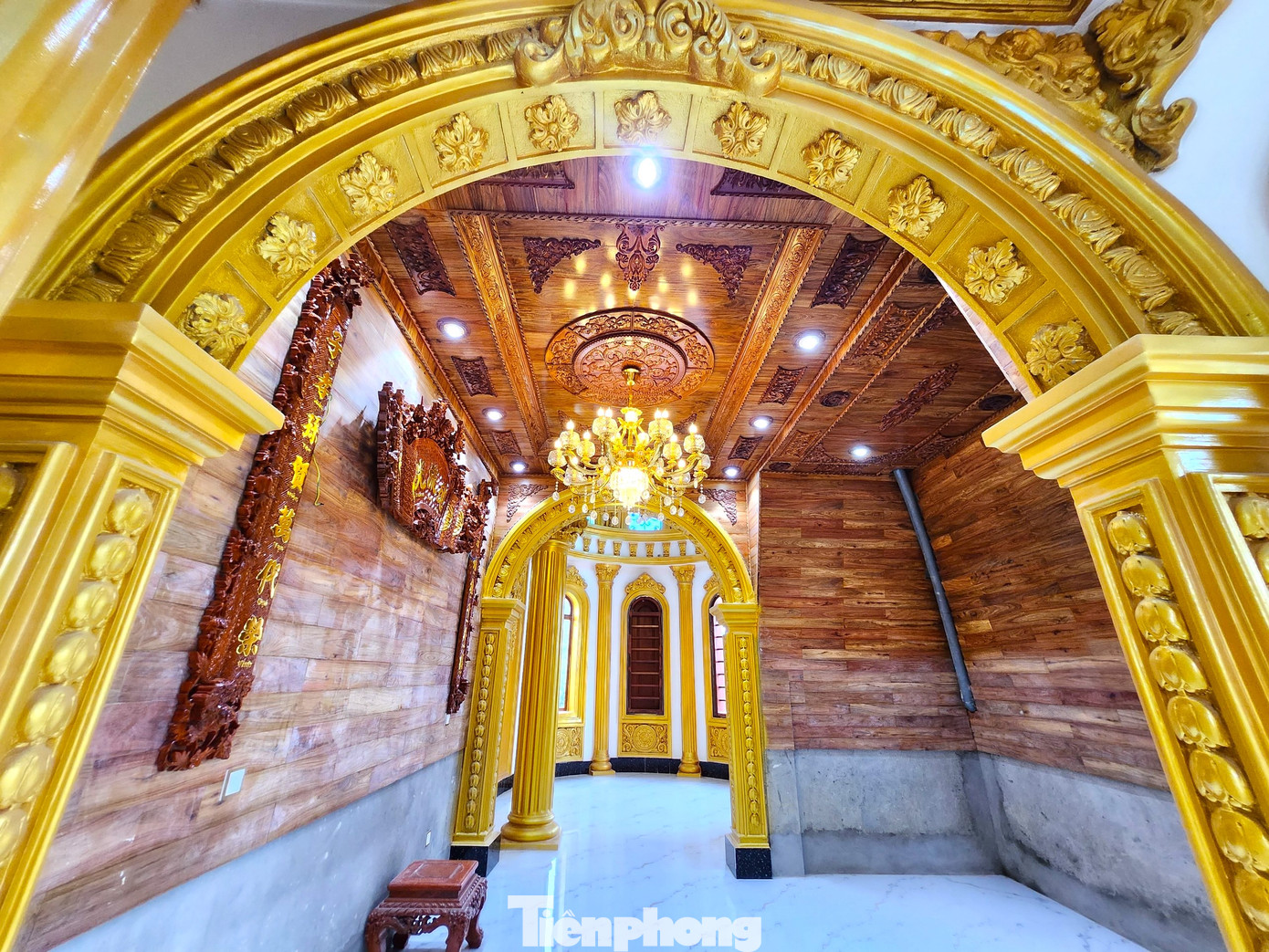 Toàn bộ các bức tường, trần được đắp nổi nhiều họa tiết và được sơn màu vàng.