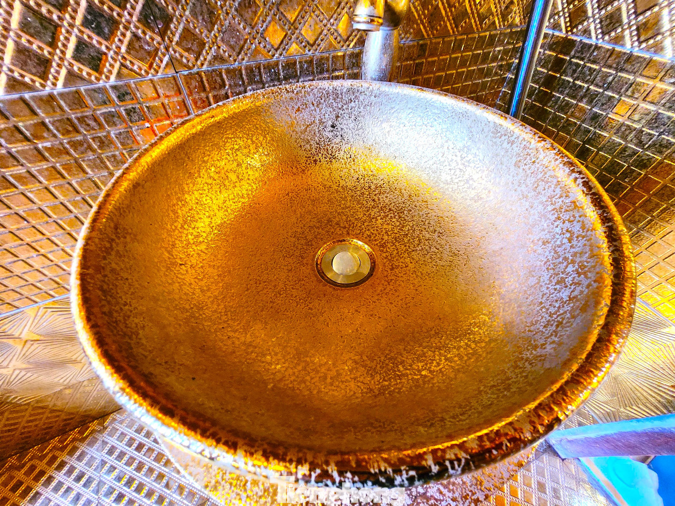 Nhà vệ sinh ngay cạnh phòng khách và phòng karaoke được bao phủ một màu vàng. Nhiều phụ kiện bên trong nhà được dát vàng 24k và vàng công nghiệp.