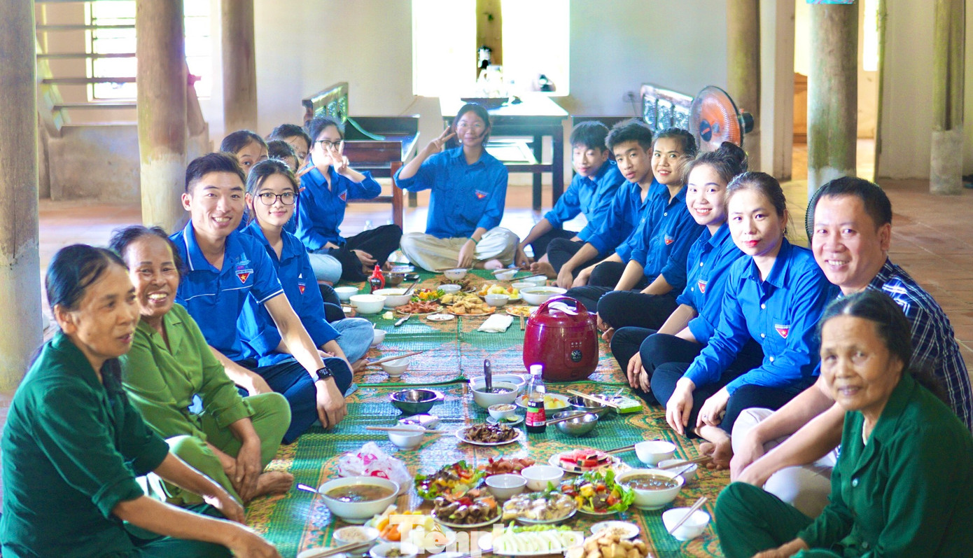 Các đoàn viên thanh niên còn tổ chức nấu bữa cơm yêu thương để tri ân cựu TNXP Nguyễn Thị Lan.