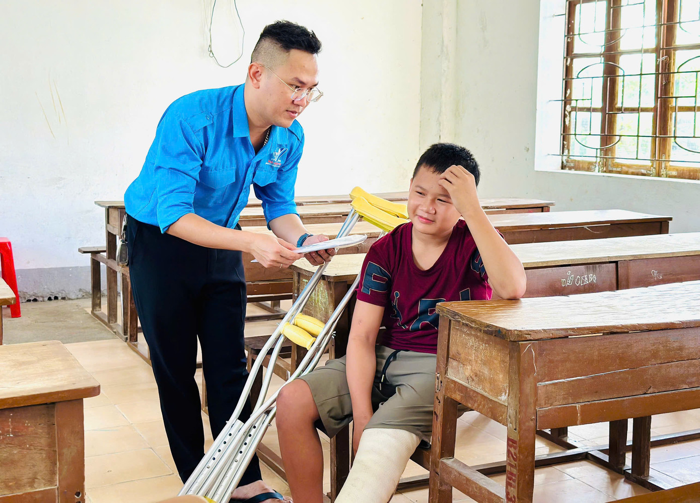 Sáng 3/6, tại điểm thi trường THPT Đặng Thai Mai (Thanh Chương), em Nguyễn Viết Nhật (học sinh lớp 9B, trường THCS Thanh Tùng) đến điểm thi trong tình trạng gãy chân trái. Phát hiện sự việc, các đoàn viên thanh niên hỗ trợ dìu Nhật vào phòng thi an toàn.