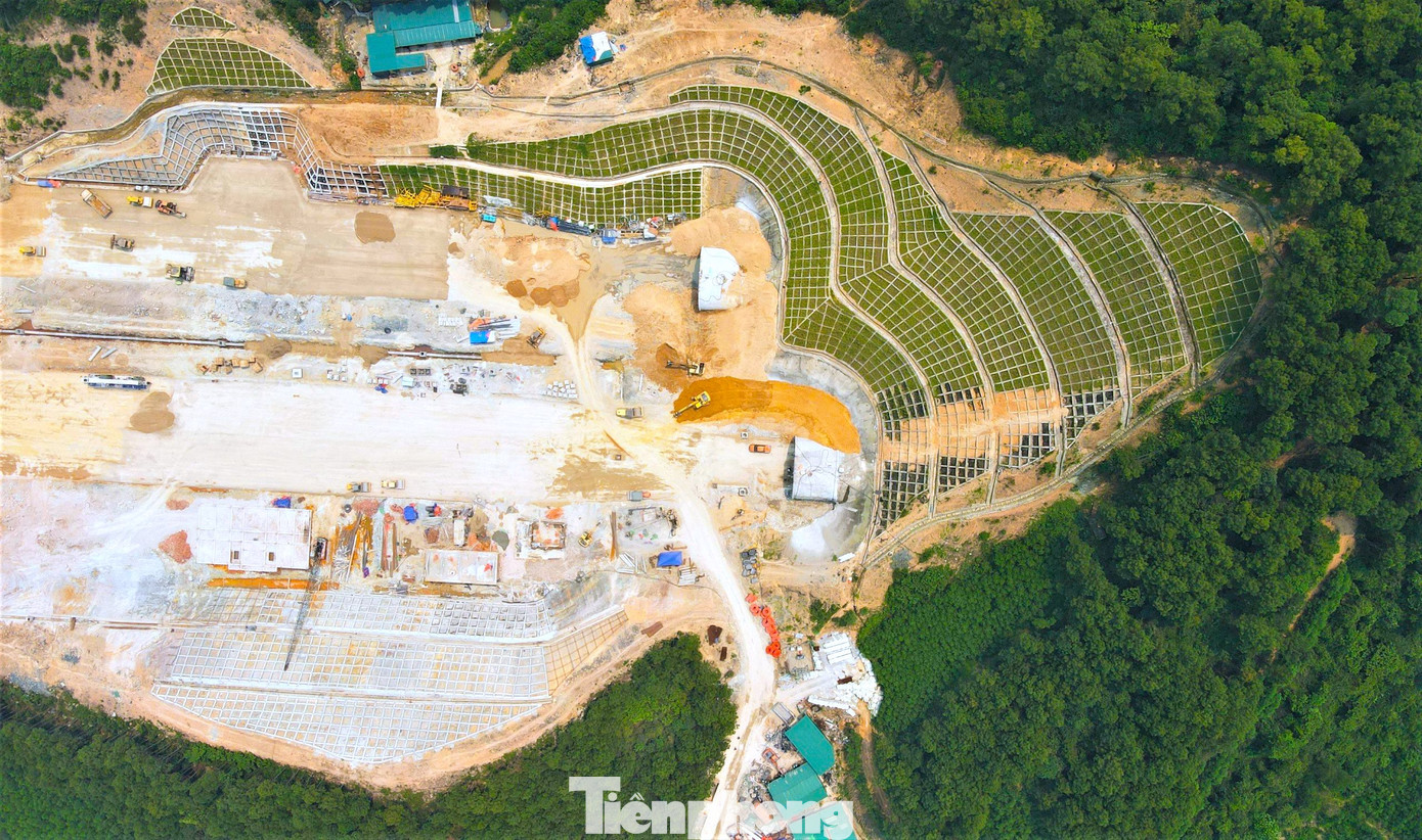 Để phục vụ nhu cầu đi lại của người dân trong đợt nghỉ lễ cao điểm 30/4 - 1/5 tới, Ban Quản lý dự án 6 - Bộ Giao thông vận tải bố trí các điểm dừng nghỉ tạm trên tuyến cao tốc Bắc - Nam đoạn qua Nghệ An. Cụ thể đoạn qua Nghệ An có 2 điểm dừng nghỉ tại cửa hầm Trường Vinh và cửa hầm Thần Vũ.