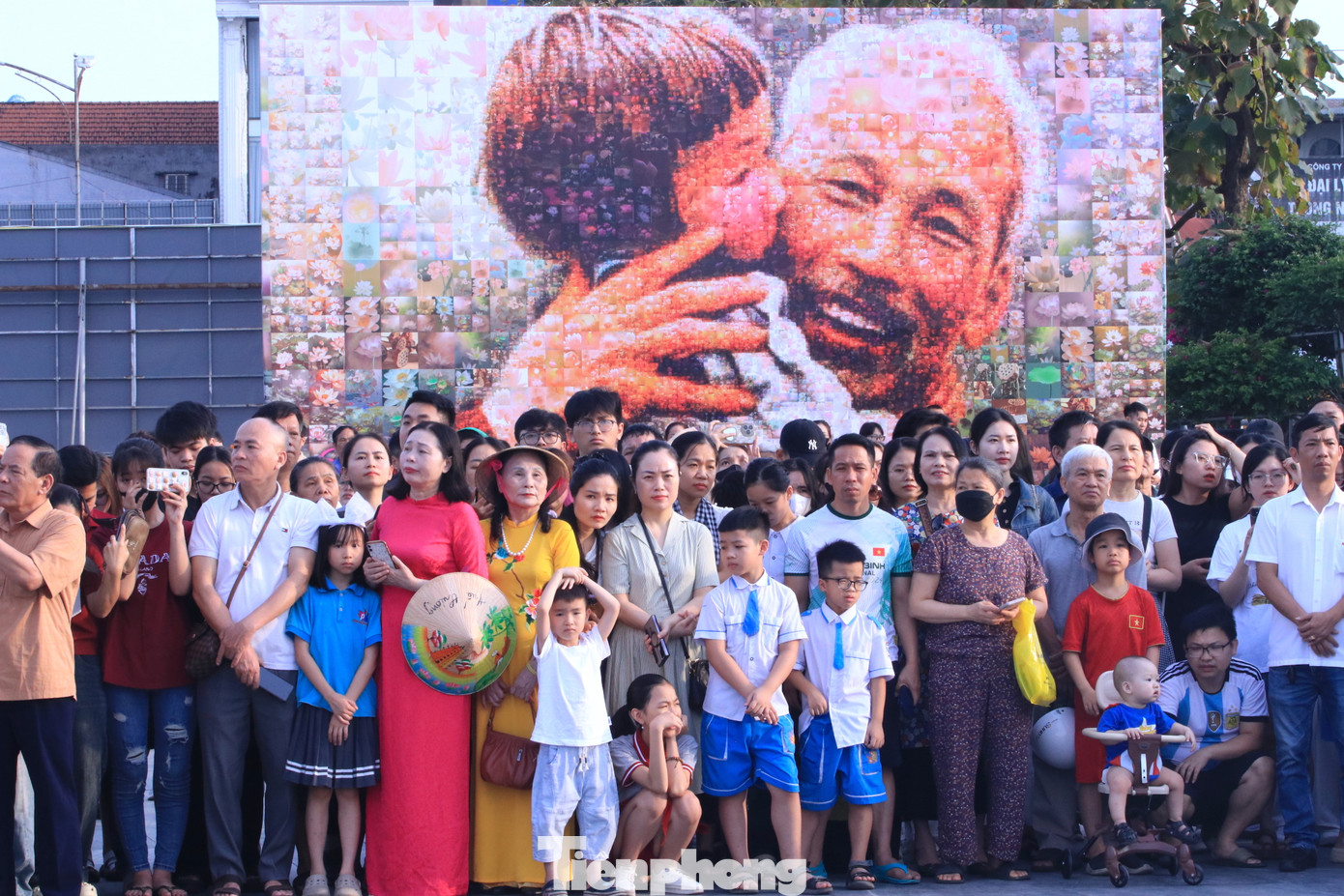 Và đông đảo bà con nhân dân, đoàn viên thanh niên tham dự.