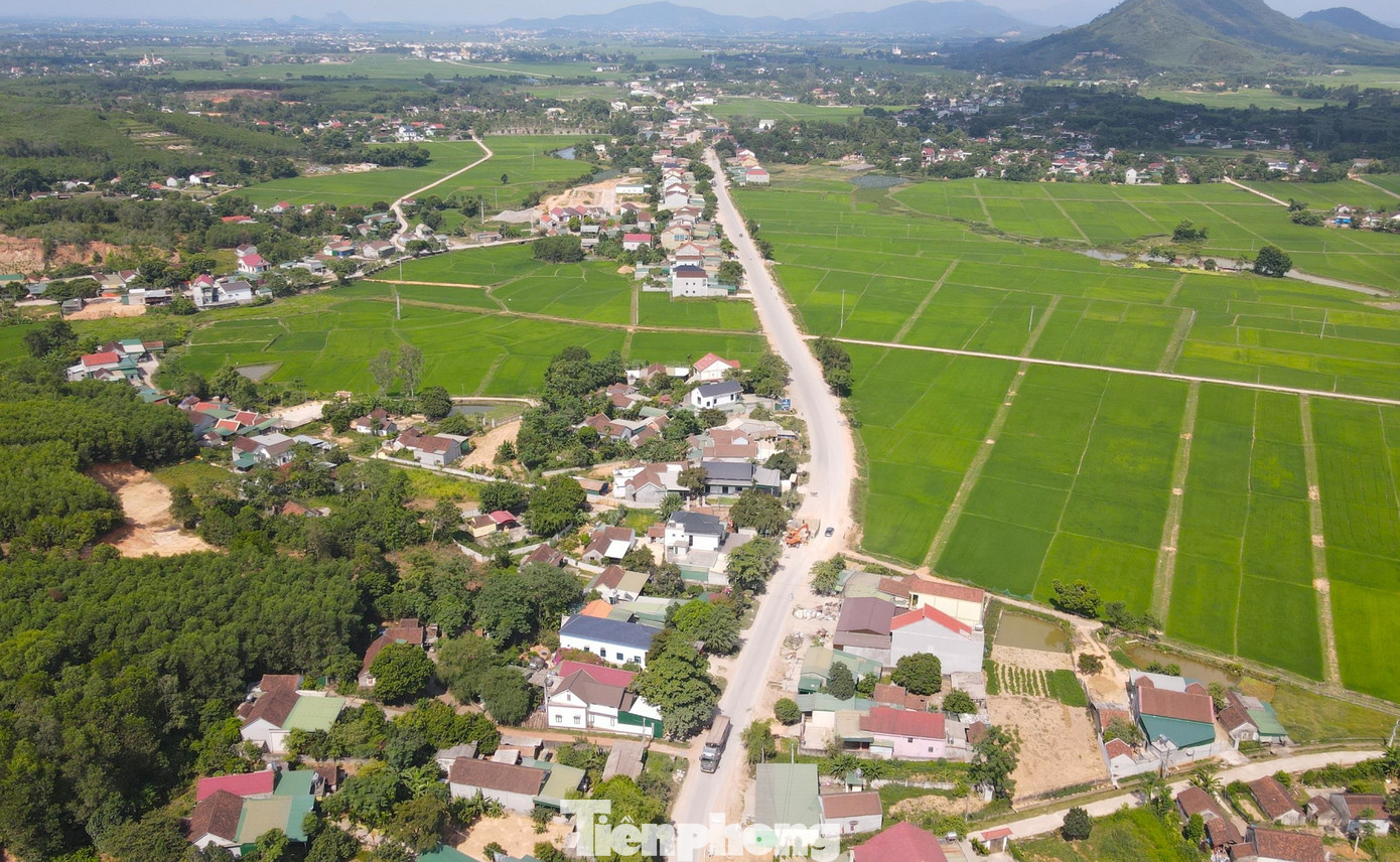 Quốc lộ 7 dài hơn 220km. Điểm đầu nối từ quốc lộ 1A ở thị trấn Diễn Châu (Nghệ An) và điểm cuối là cửa khẩu Nậm Cắn (huyện Kỳ Sơn).