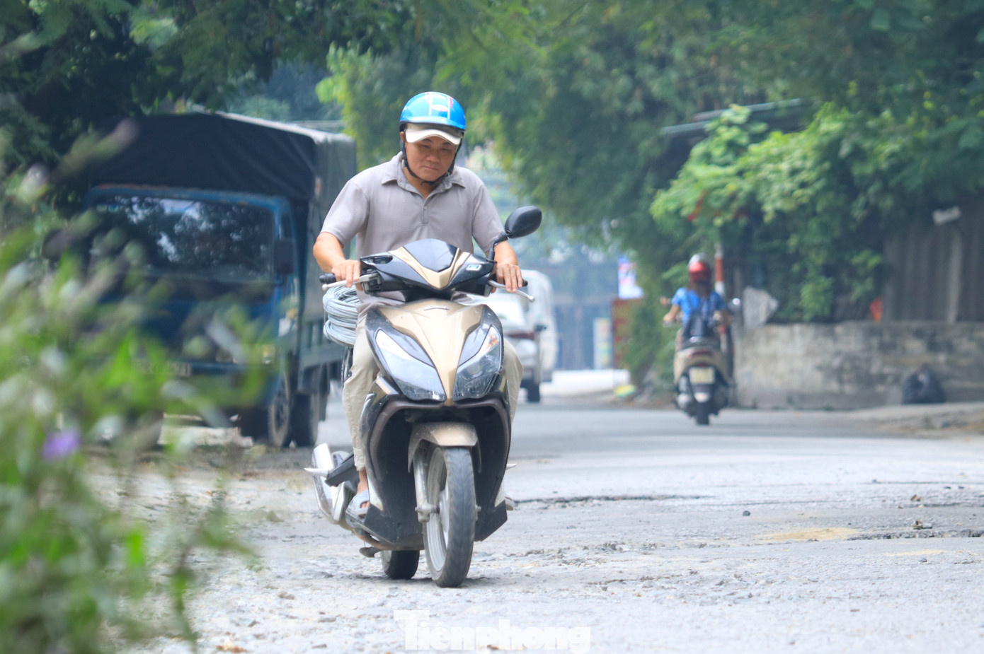 Mỗi khi đi trên tuyến đường Nguyễn Gia Thiều, người dân phải chăm chăm nhìn xuống mặt đường để tránh "ổ gà". Mỗi khi đi trên tuyến đường Nguyễn Gia Thiều, người dân phải chăm chăm nhìn xuống mặt đường để tránh "ổ gà".