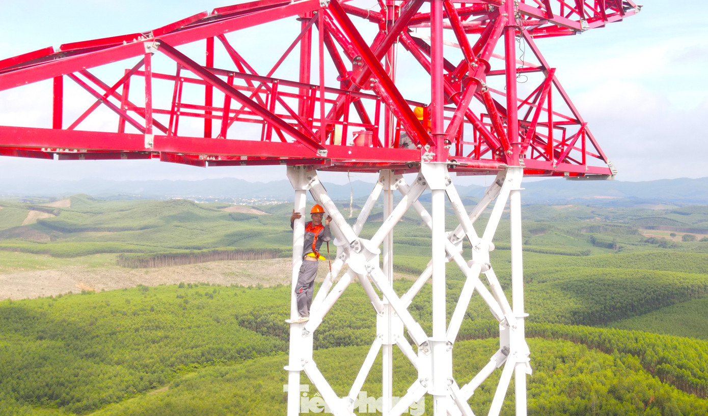 So với cây cột điện khổng lồ cao 88m, những người thợ trông thật nhỏ bé.