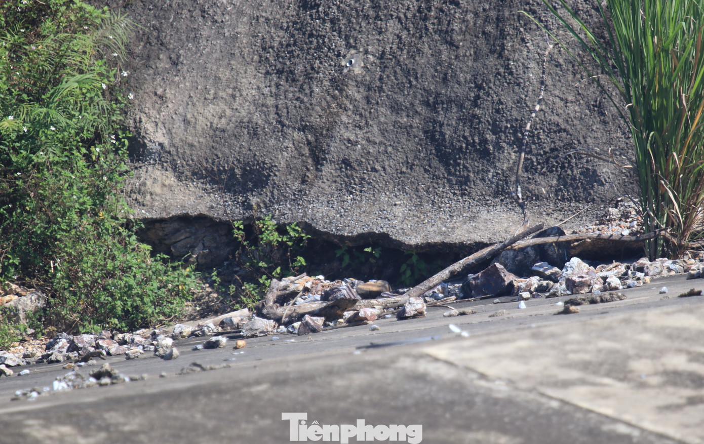 Bên trong phần thân đập đã xuất hiện những hư hỏng, sạt lở.
