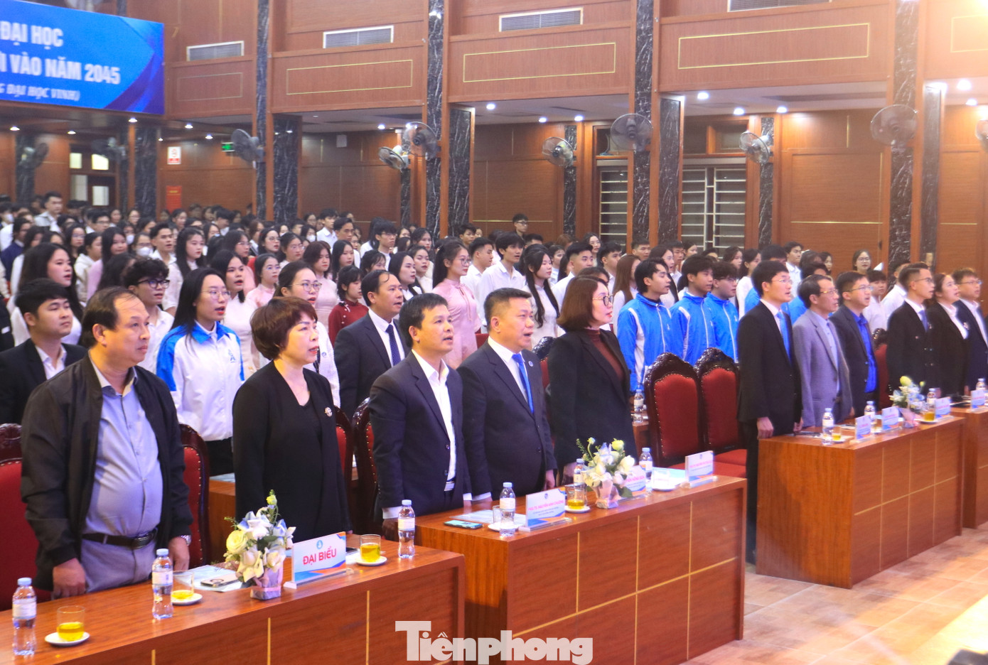 Các đại biểu và hàng trăm sinh viên Trường Đại học Vinh tham dự buổi lễ.