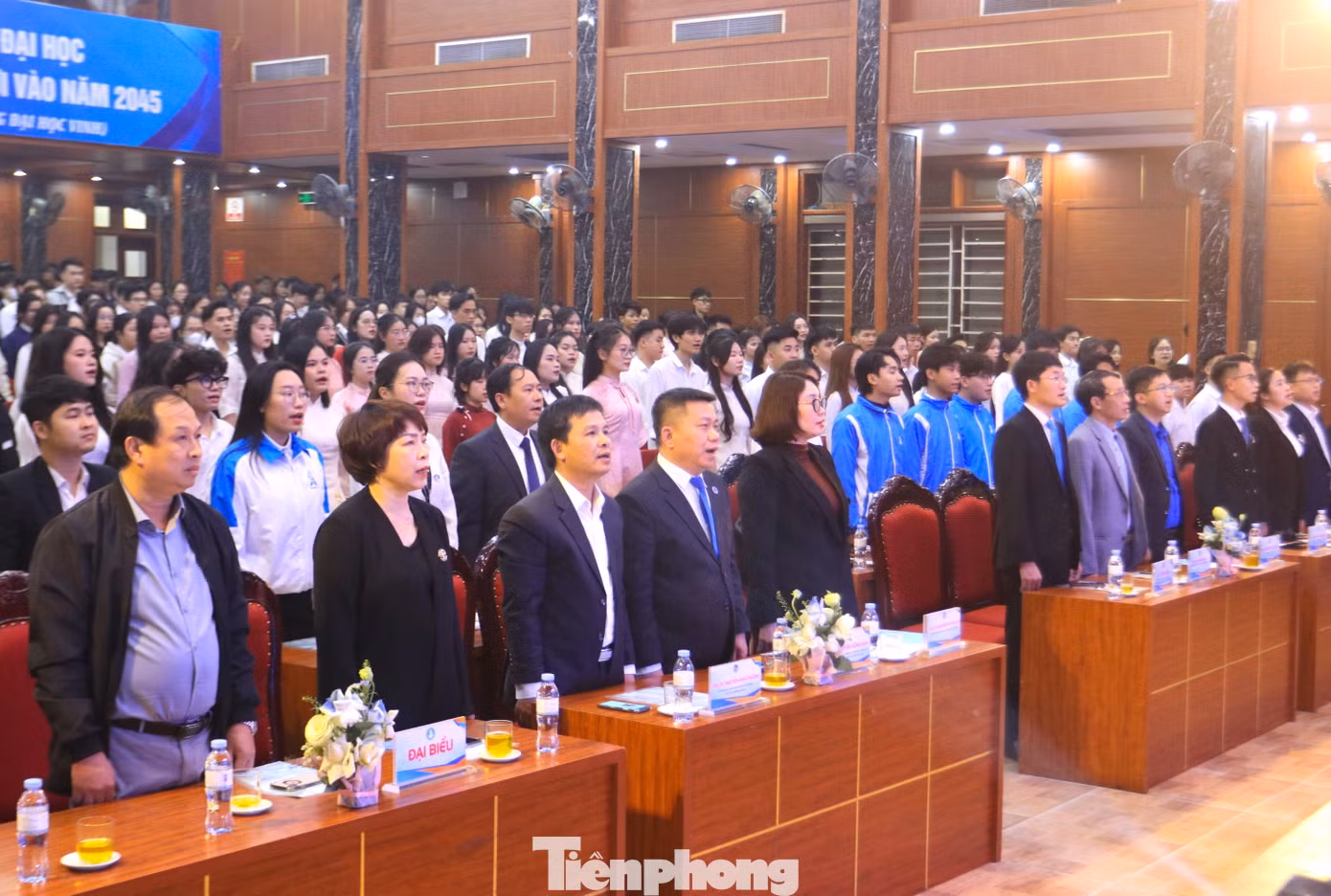 Các đại biểu và hàng trăm sinh viên Trường Đại học Vinh tham dự buổi lễ.