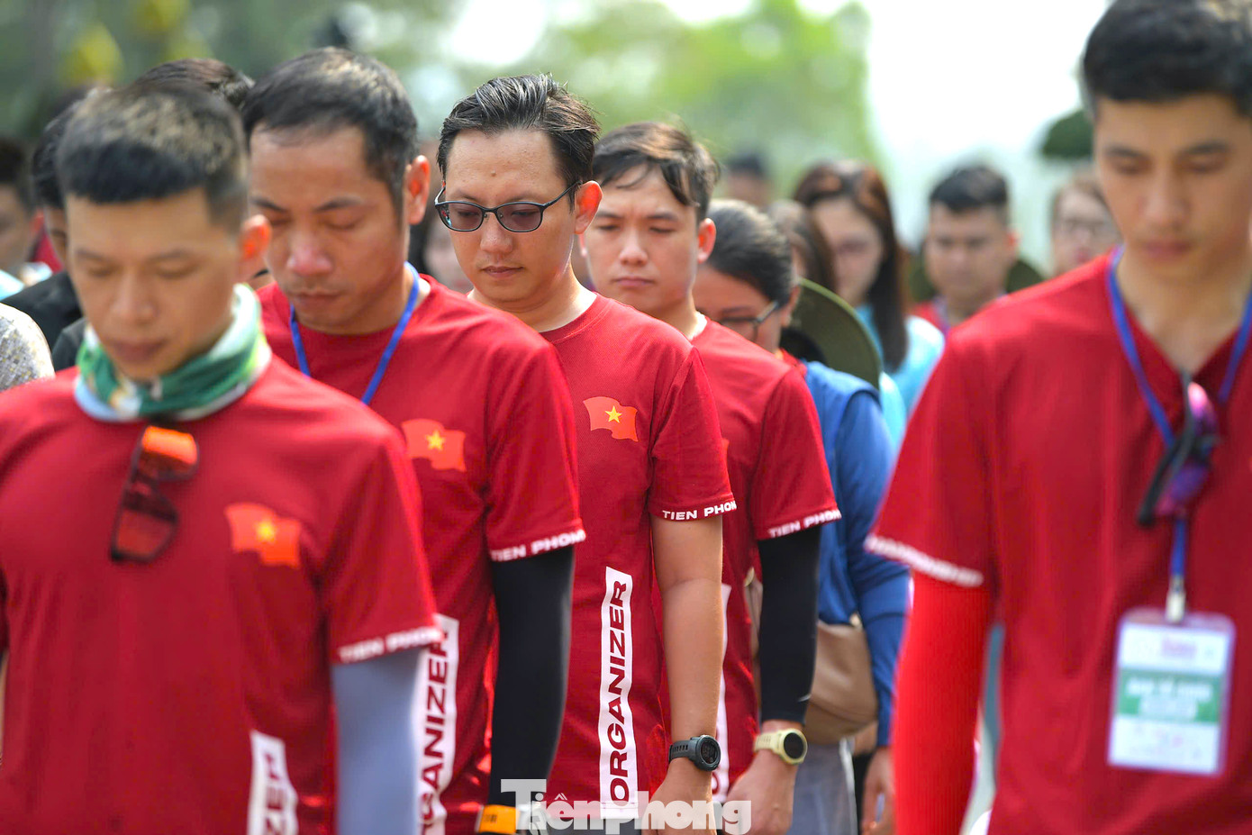 Các vận động viên tham gia Tiền Phong Marathon 2025 mặc niệm tri ân các Anh hùng liệt sĩ.