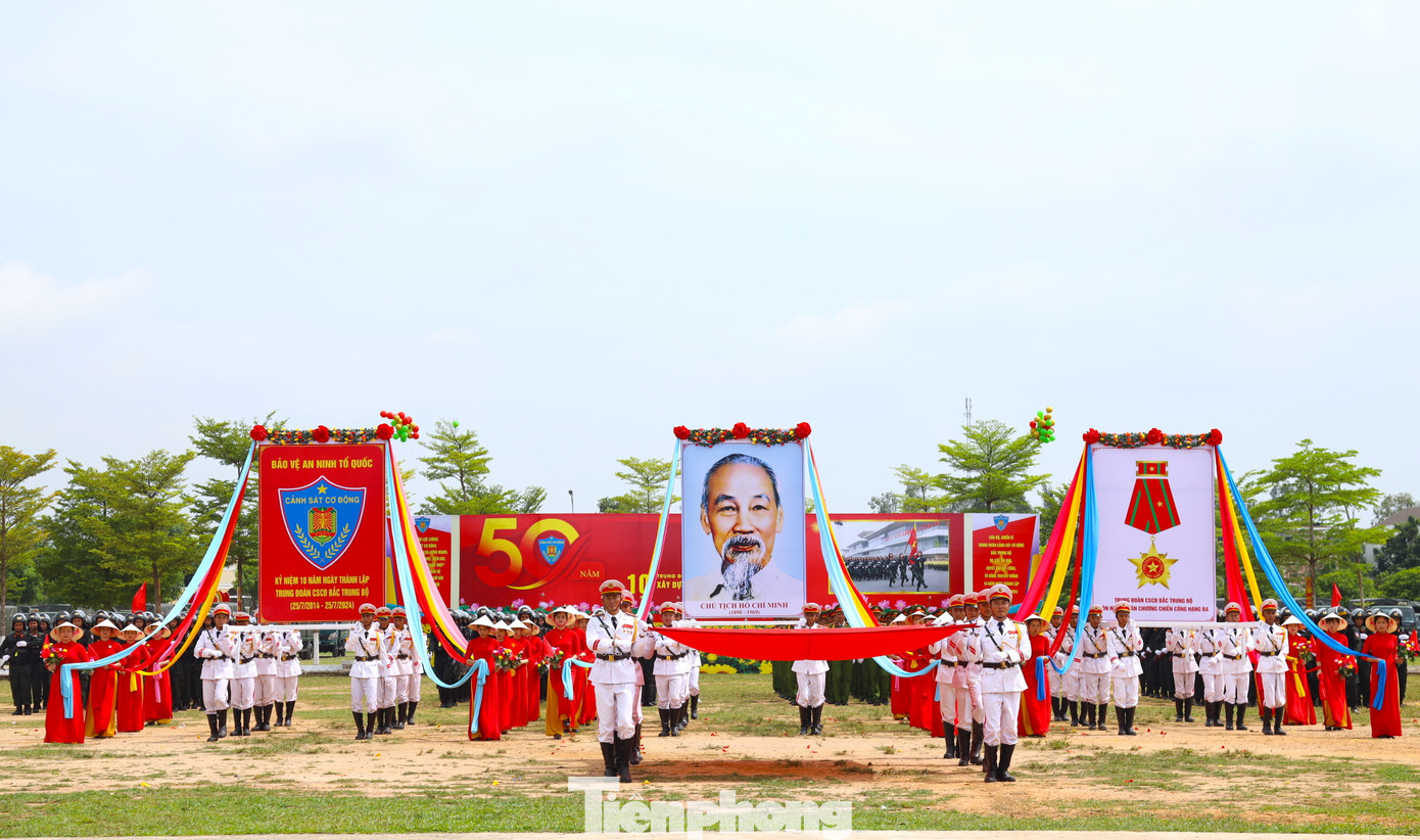 Quang cảnh buổi lễ kỷ niệm 10 năm thành lập Trung đoàn Cảnh sát Cơ động Bắc Trung Bộ.