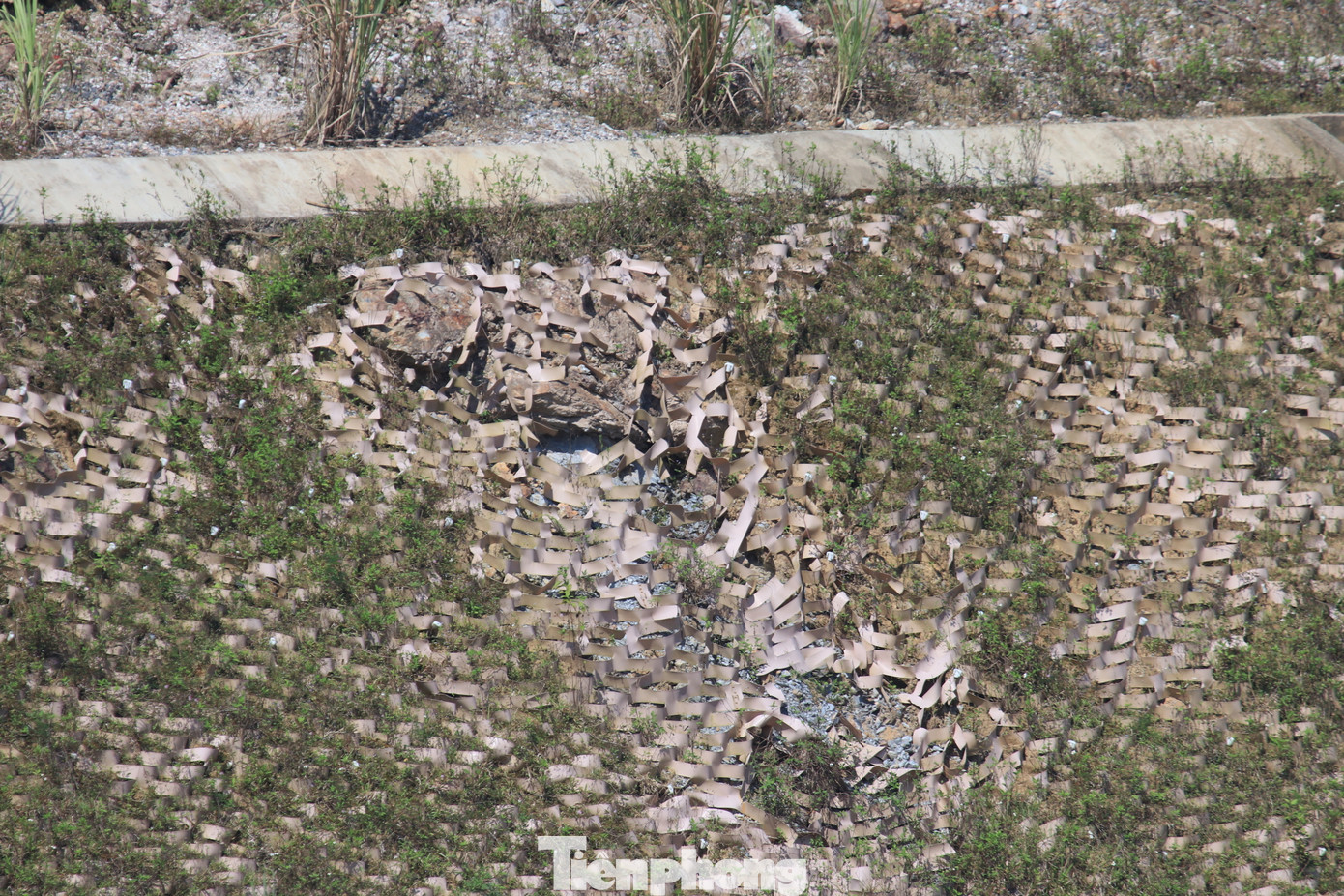 Bên trong phần thân đập đã xuất hiện những hư hỏng, sạt lở.