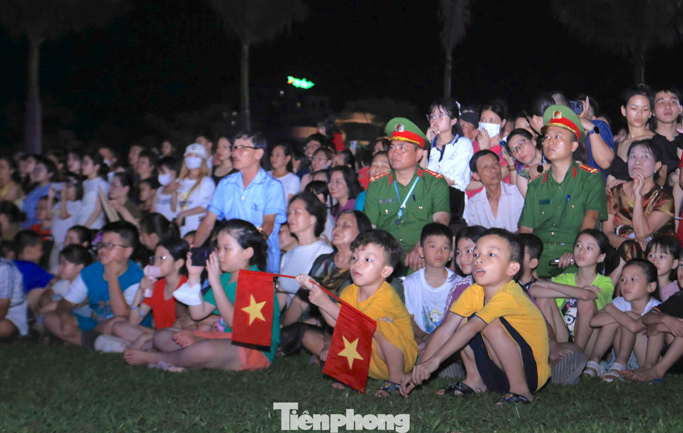 Đông đảo bà con nhân dân và du khách về tham dự chương trình.