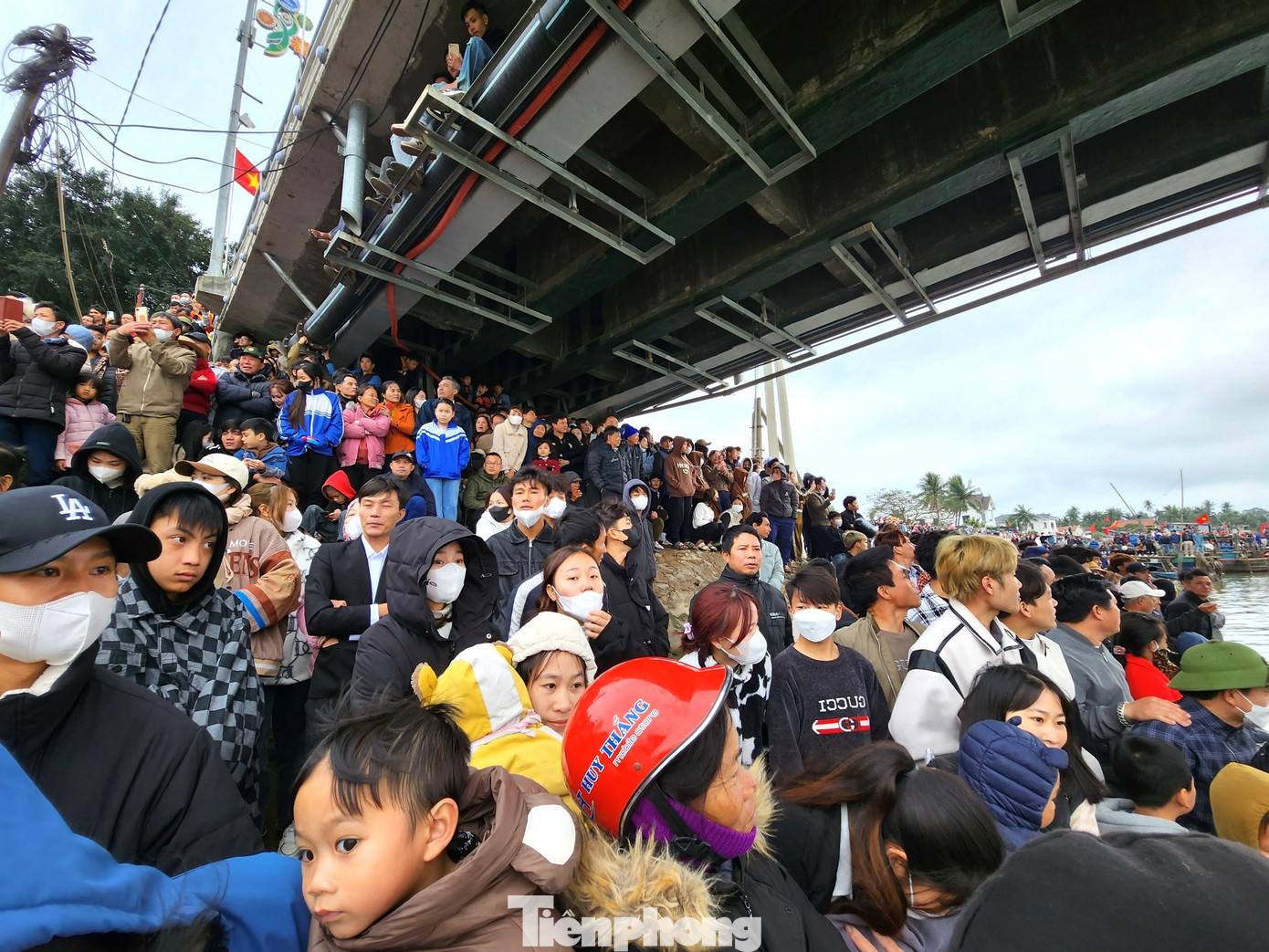 Người dân ngồi khắp bờ sông, gầm cầu, lan can để được tận mắt theo dõi các đội thi đấu. Người dân ngồi khắp bờ sông, gầm cầu, lan can để được tận mắt theo dõi các đội thi đấu.