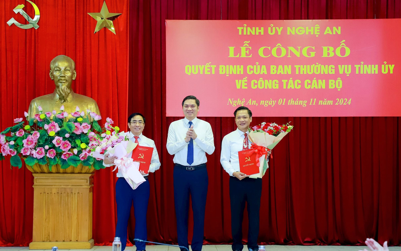 Ông Hoàng Nghĩa Hiếu - Phó Bí thư Thường trực Tỉnh ủy Nghệ An trao quyết định và tặng hoa chúc mừng đến ông Cao Minh Tú và Vũ Tuấn Dũng. Ông Hoàng Nghĩa Hiếu - Phó Bí thư Thường trực Tỉnh ủy Nghệ An trao quyết định và tặng hoa chúc mừng đến ông Cao Minh Tú và Vũ Tuấn Dũng.