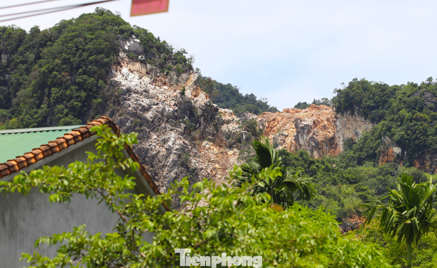 Đứng ở dưới nhà dân cũng có thể dễ dàng nhìn thấy những ngọn núi đang bị đào khoét nham nhở.