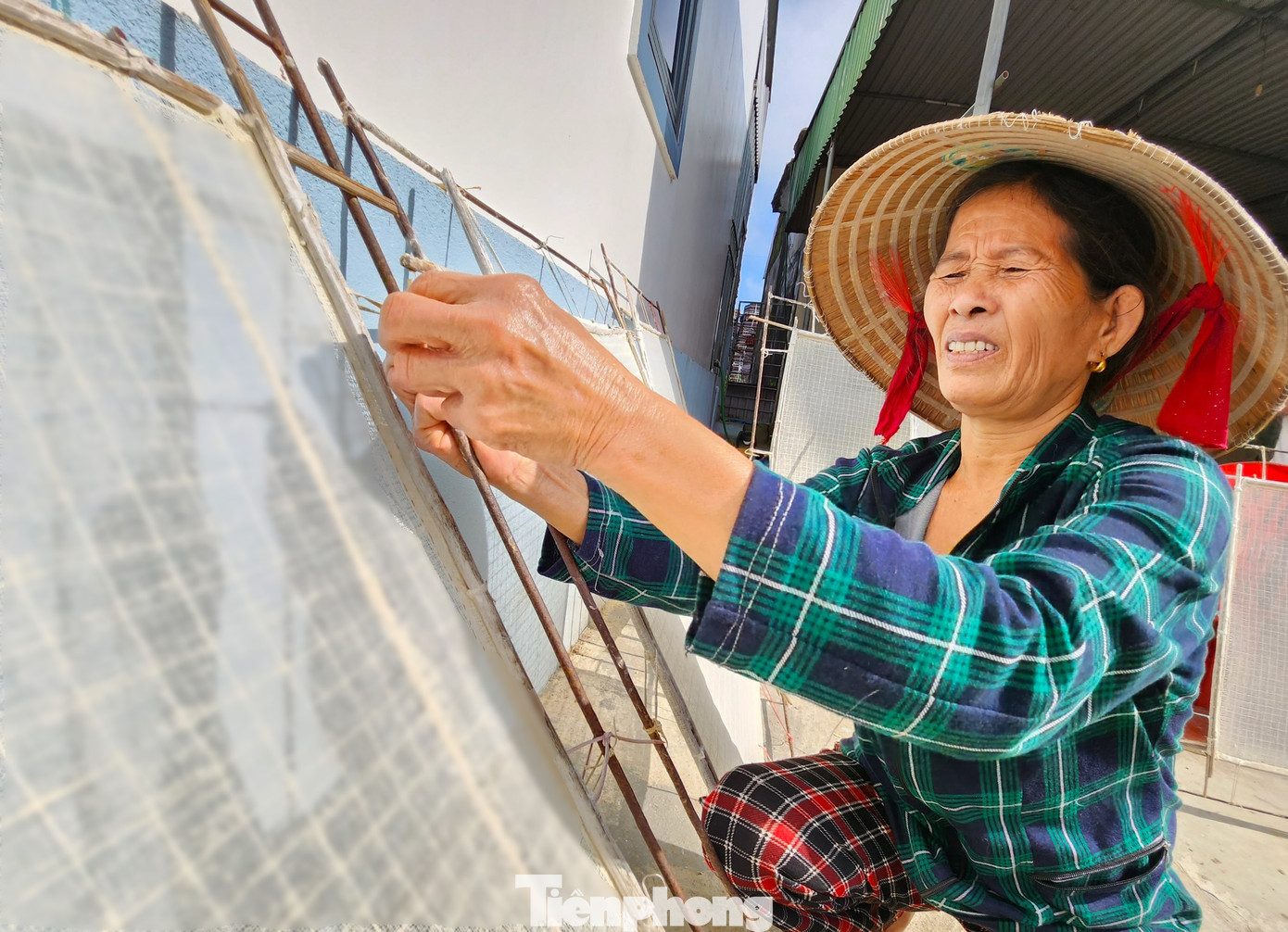 "Làm giấy dó thủ công nên cũng hơi vất vả. Ngoài ra còn phải chờ trời nắng mới làm được. Không có nắng không phơi được giấy. Tất cả là nhờ trời", bà Trương Thị Hải chia sẻ và cho hay bà và người dân trong làng không ai biết nghề giấy dó có từ bao giờ. Tuy nhiên, hiện bà Hải đã làm nghề này được hơn 40 năm và sẽ cố gắng lưu giữ nghề xa xưa để lại.