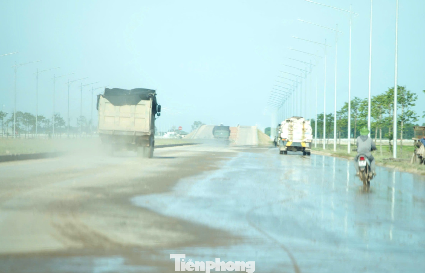 Xe chở vật liệu chạy liên tục, một số phương tiện không được che chắn cẩn thận đã khiến tuyến đường luôn trong tình trạng bụi bay mù mịt, ô nhiễm môi trường và khiến con đường ở xã Diễn Lợi bị xuống cấp, hư hỏng. "Ngày mưa hay những lần họ tưới nước thì bùn đất trên xe rơi xuống bám lại mặt đường nhão nhoẹt rất bẩn. Ngày nắng thì xe chạy qua làm bụi bay mịt mù. Khủng khiếp", anh Trần Ngọc Tuấn (trú xã Diễn Lợi, Diễn Châu) chia sẻ.