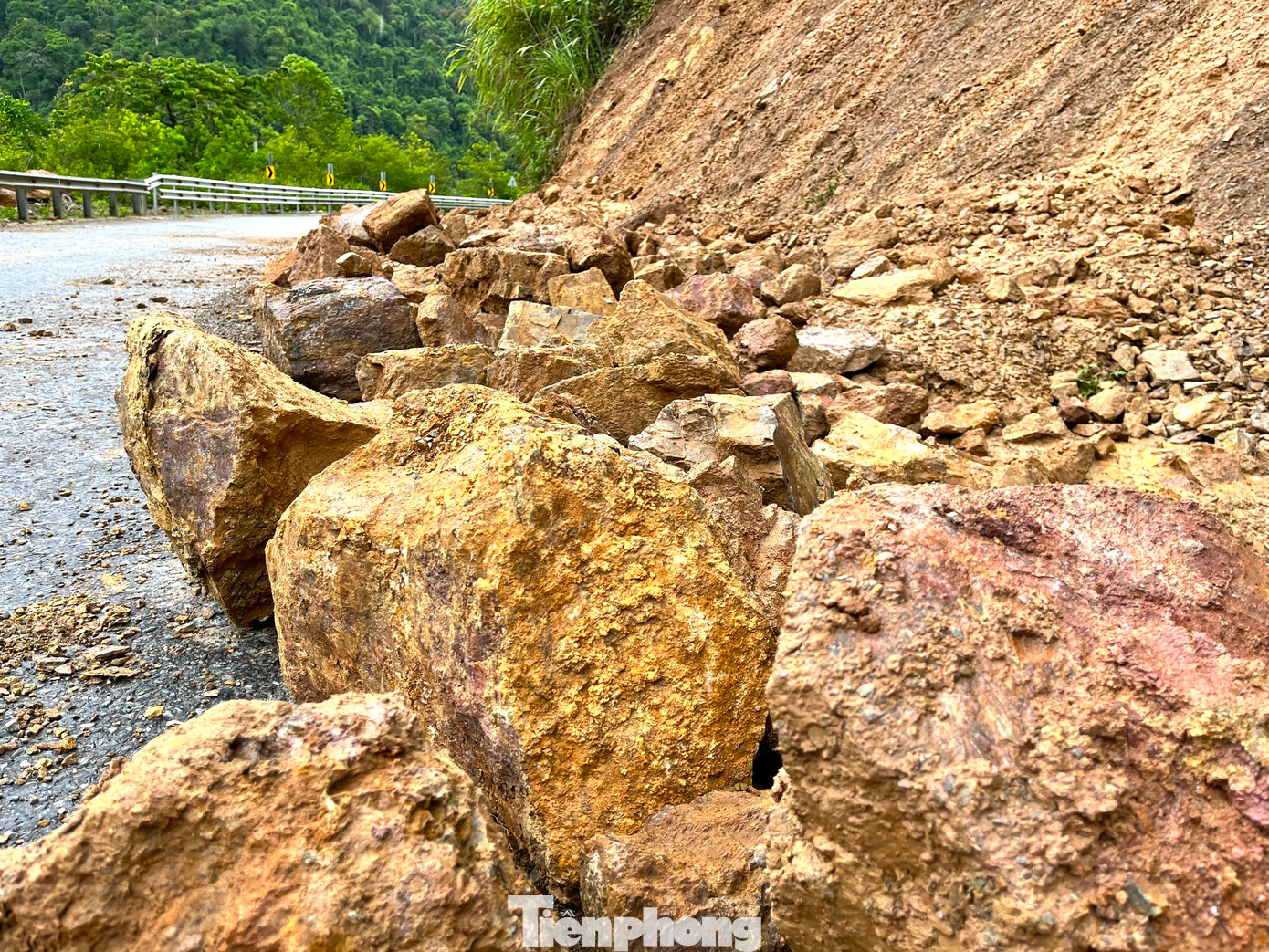 Hiện tại, tuyến đường từ trung tâm huyện Kỳ Sơn đi Cửa khẩu quốc tế Nậm Cắn đã xuất hiện 3 điểm sạt lở nhẹ. Bùn đất từ quả đồi bên đường sạt lở tràn xuống lòng đường. Hiện tại, tuyến đường từ trung tâm huyện Kỳ Sơn đi Cửa khẩu quốc tế Nậm Cắn đã xuất hiện 3 điểm sạt lở nhẹ. Bùn đất từ quả đồi bên đường sạt lở tràn xuống lòng đường.