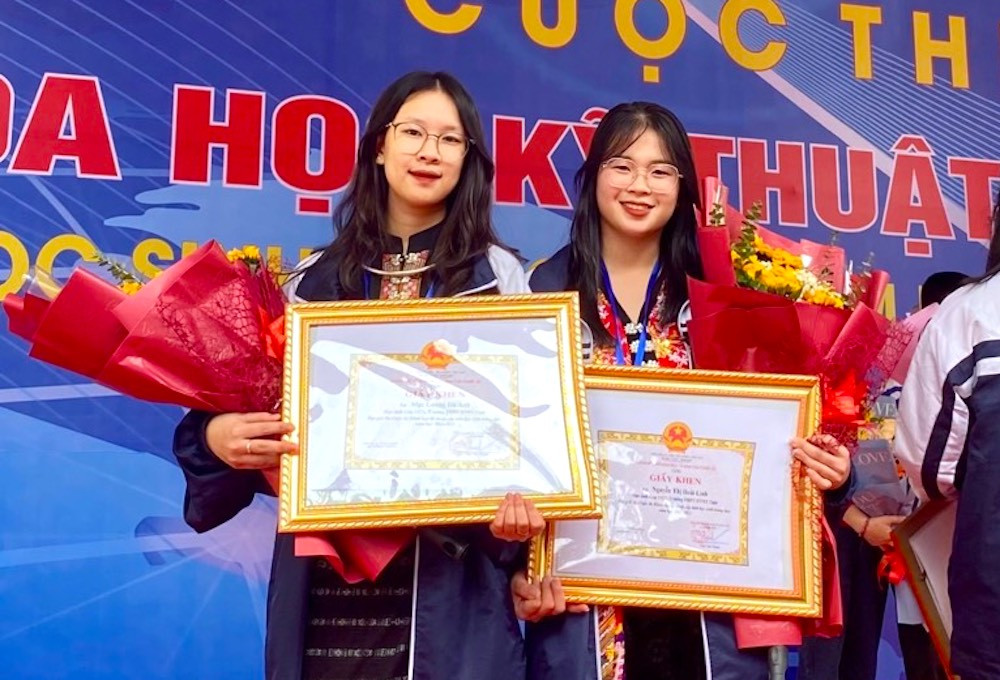 Hà Anh đạt nhiều giải thưởng khoa học kỹ thuật cấp trường, cấp tỉnh và cấp quốc gia.