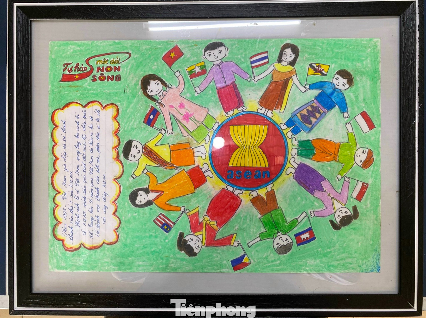 Hai bức tranh vẽ về Đại hội Đảng toàn quốc lần thứ VI (năm 1986), đánh dấu cho sự mở đầu công cuộc đổi mới, khẳng định sự lãnh đạo kịp thời, đúng đắn của Đảng ta, đáp ứng yêu cầu phát triển của đất nước trong thời kì mới và bức tranh thể hiện Việt Nam gia nhập và trở thành thành viên thứ 7 của ASEAN vào năm 1995. Hai bức tranh vẽ về Đại hội Đảng toàn quốc lần thứ VI (năm 1986), đánh dấu cho sự mở đầu công cuộc đổi mới, khẳng định sự lãnh đạo kịp thời, đúng đắn của Đảng ta, đáp ứng yêu cầu phát triển của đất nước trong thời kì mới và bức tranh thể hiện Việt Nam gia nhập và trở thành thành viên thứ 7 của ASEAN vào năm 1995.