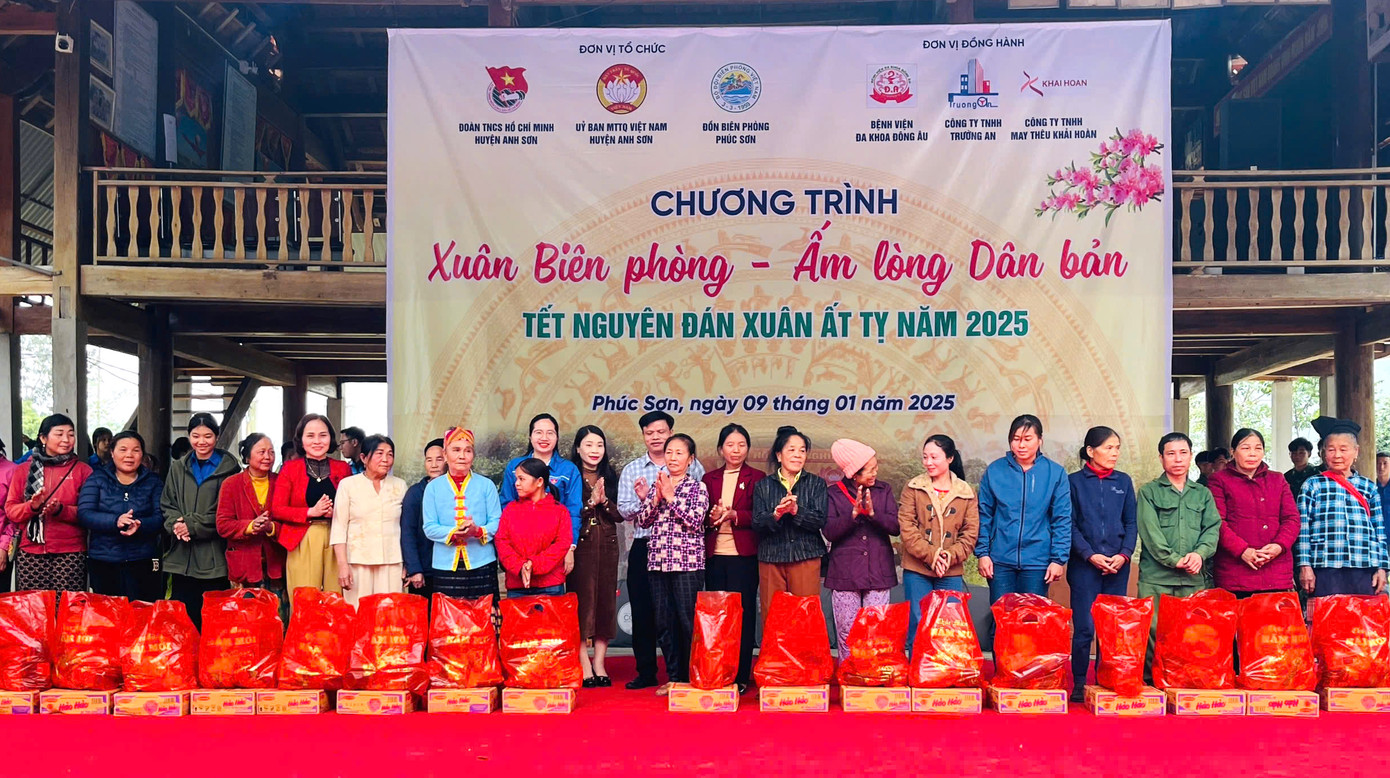 Tại chương trình, ban tổ chức đã trao tặng 146 suất quà với mỗi suất quà trị giá 500.000 đồng cho các gia đình có hoàn cảnh khó khăn tại 4 Bản Vều. Tặng 595 bộ quần áo trẻ em trị giá gần 90 triệu đồng; 200 chiếc áo trị giá 15 triệu đồng; 100 suất quà cho các thiếu nhi có hoàn cảnh khó khăn trị giá 20 triệu đồng; 500 con gà giống cho 10 hộ gia đình trị giá 5 triệu đồng của Hội Nông dân Huyện.