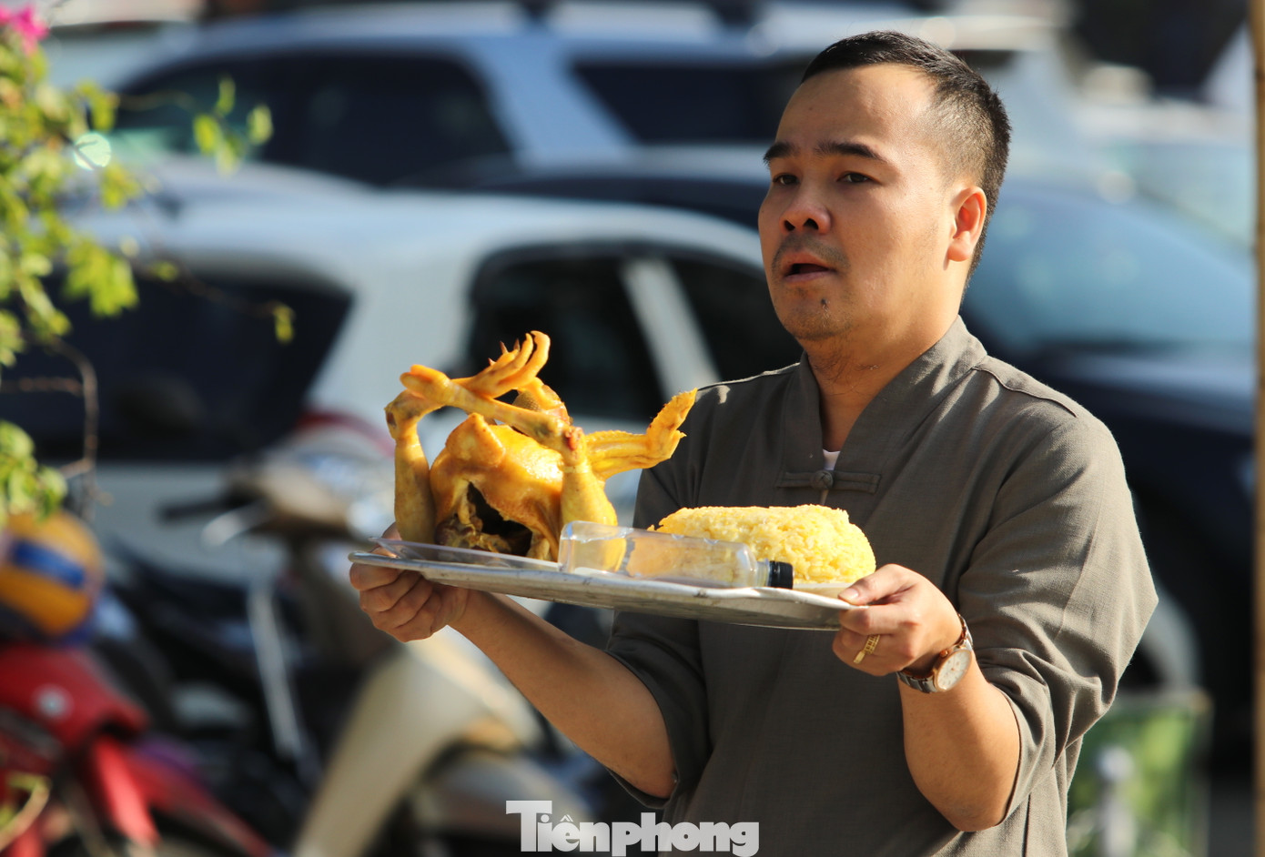 Từ sáng sớm 22/11 (ngày 10/10 âm lịch), hàng nghìn du khách thập phương đã hành hương về đền để dự lễ giỗ. Nhiều du khách còn chu đáo chuẩn bị mâm lễ xôi gà, hoa quả dâng lên Đền Ông Hoàng Mười.